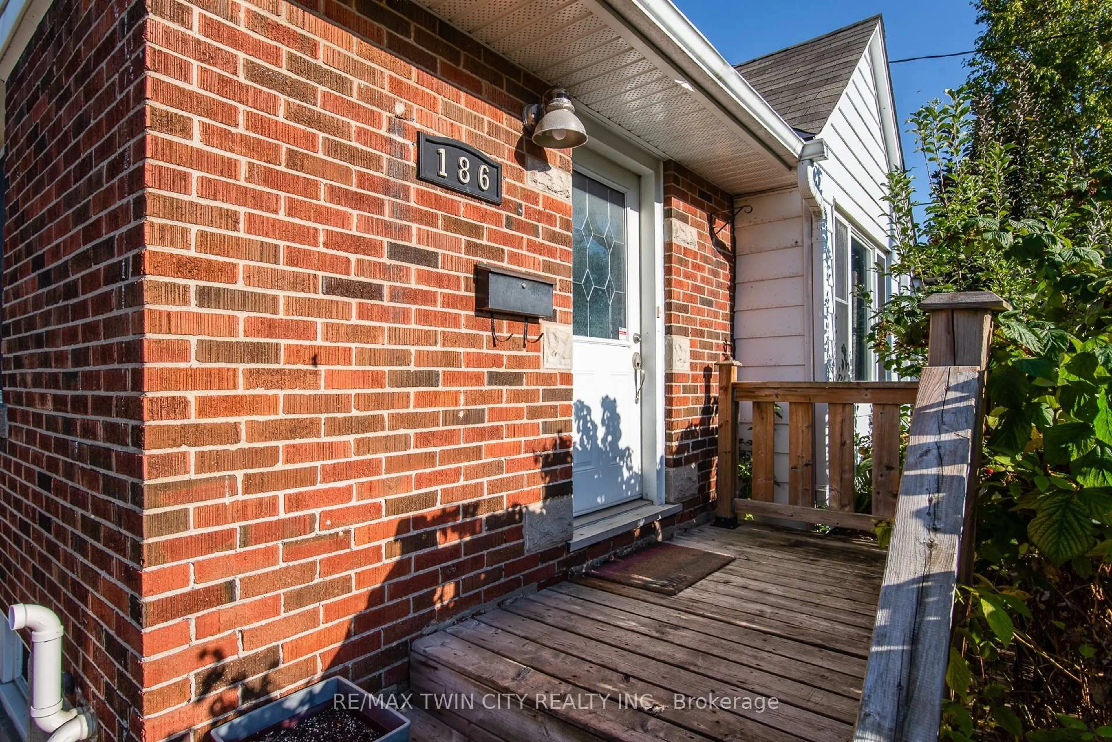 Home with brick exterior material, street for 186 Highland Rd, Kitchener Ontario N2M 3W2