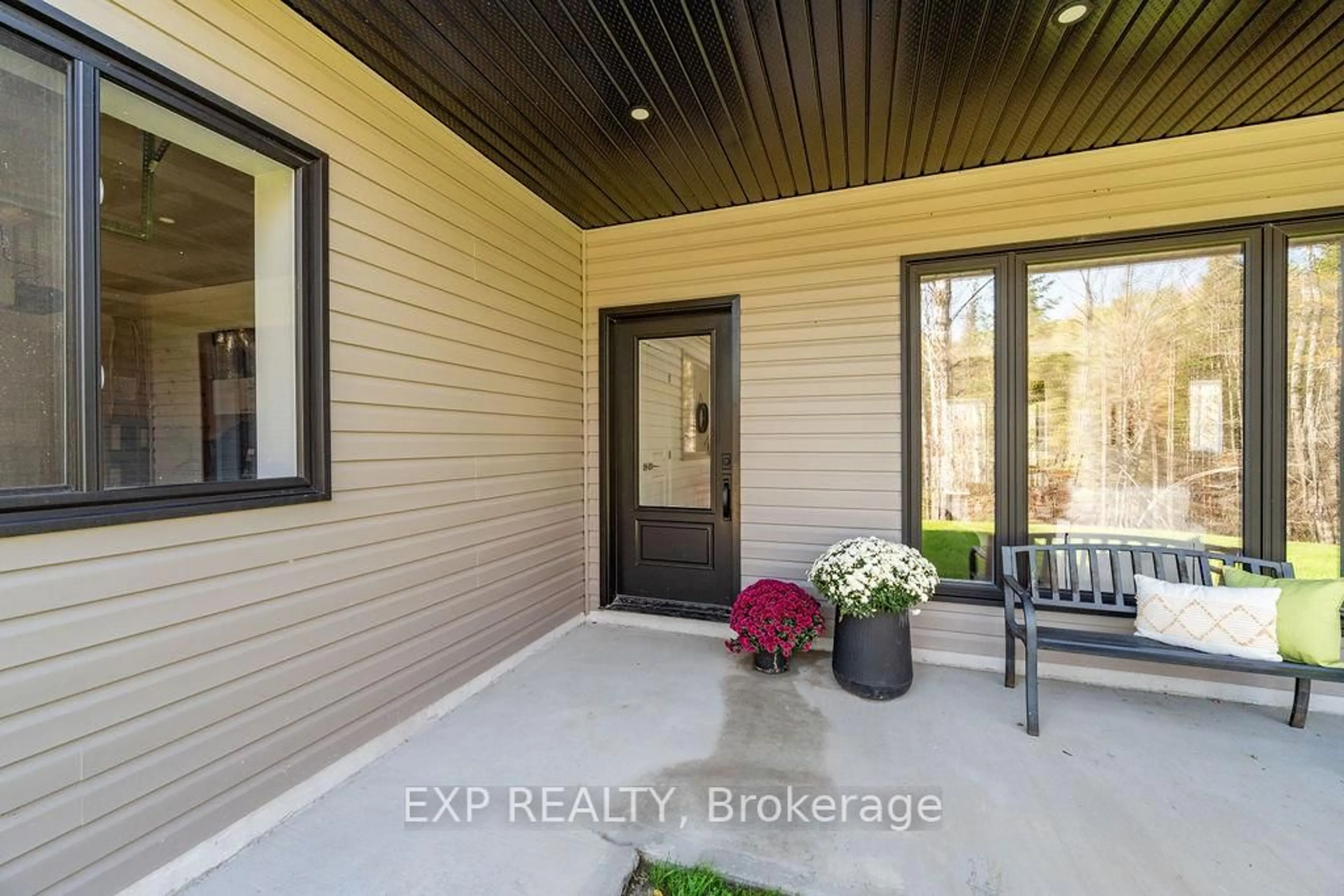 Indoor entryway for 2394A Hwy 132 Highway, Renfrew Ontario K7V 3Z7