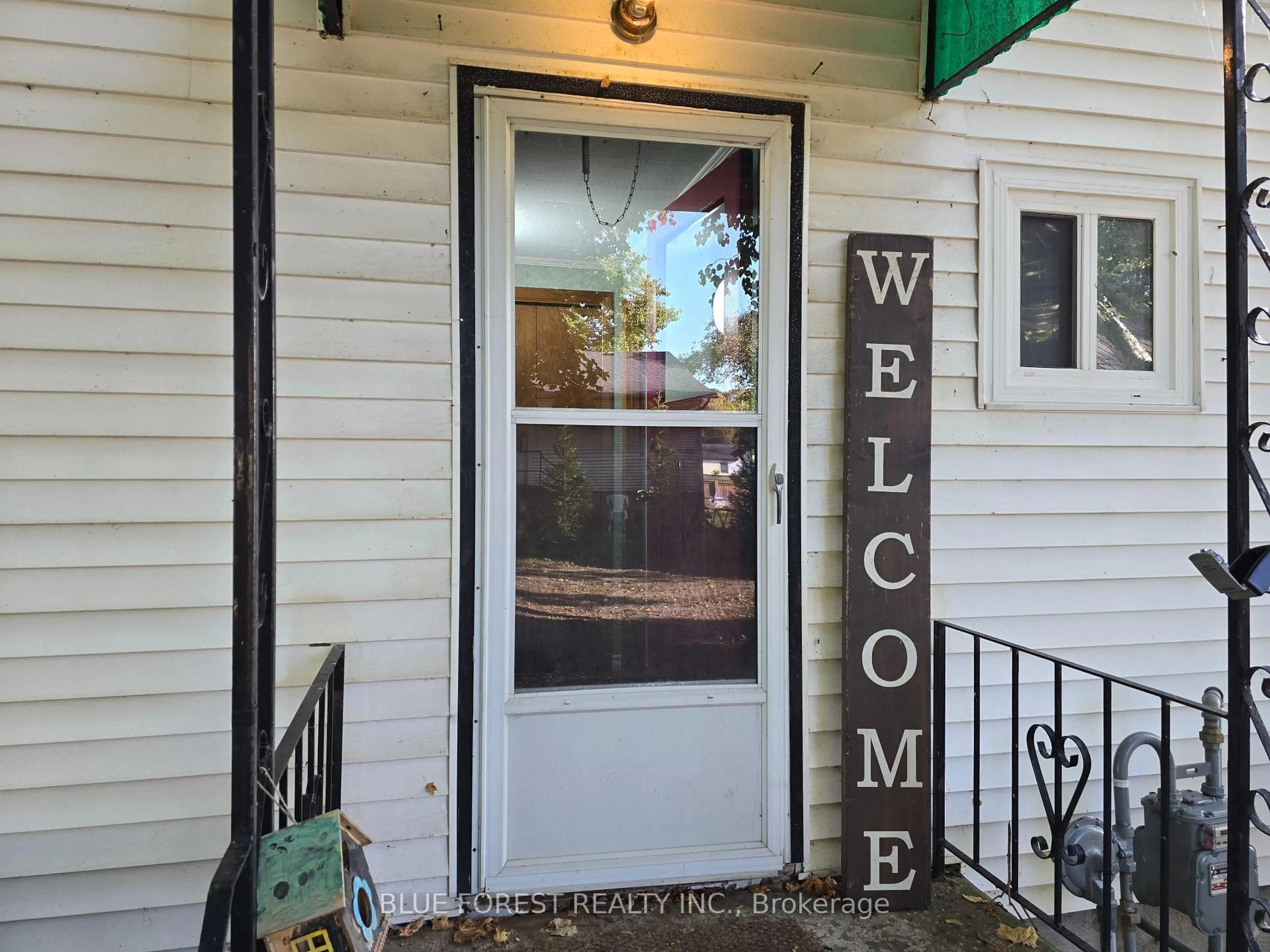 Indoor entryway for 138 Centre Ctre, West Elgin Ontario N0L 2C0