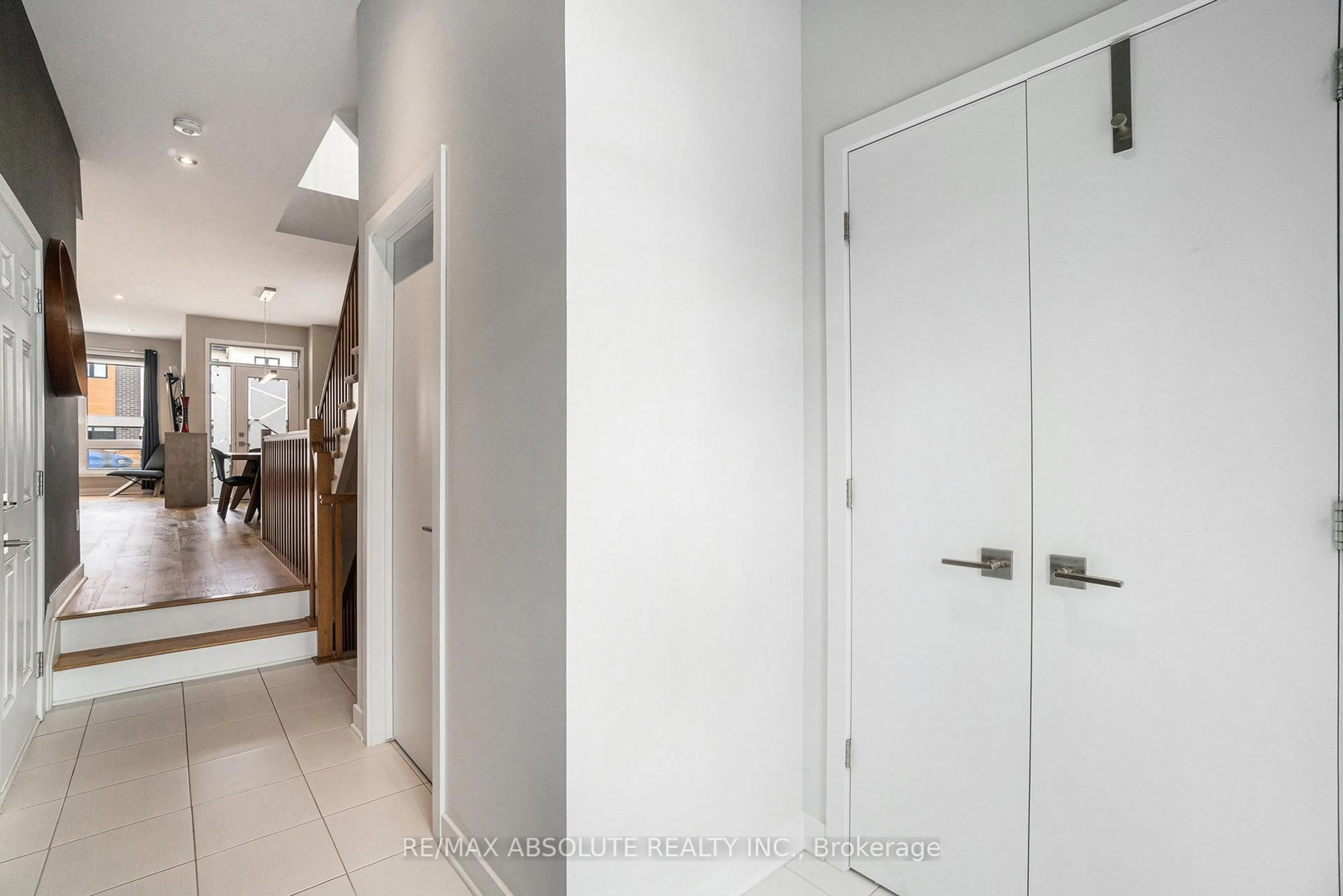 Indoor foyer for 560 Triangle St, Ottawa Ontario K2V 0M5