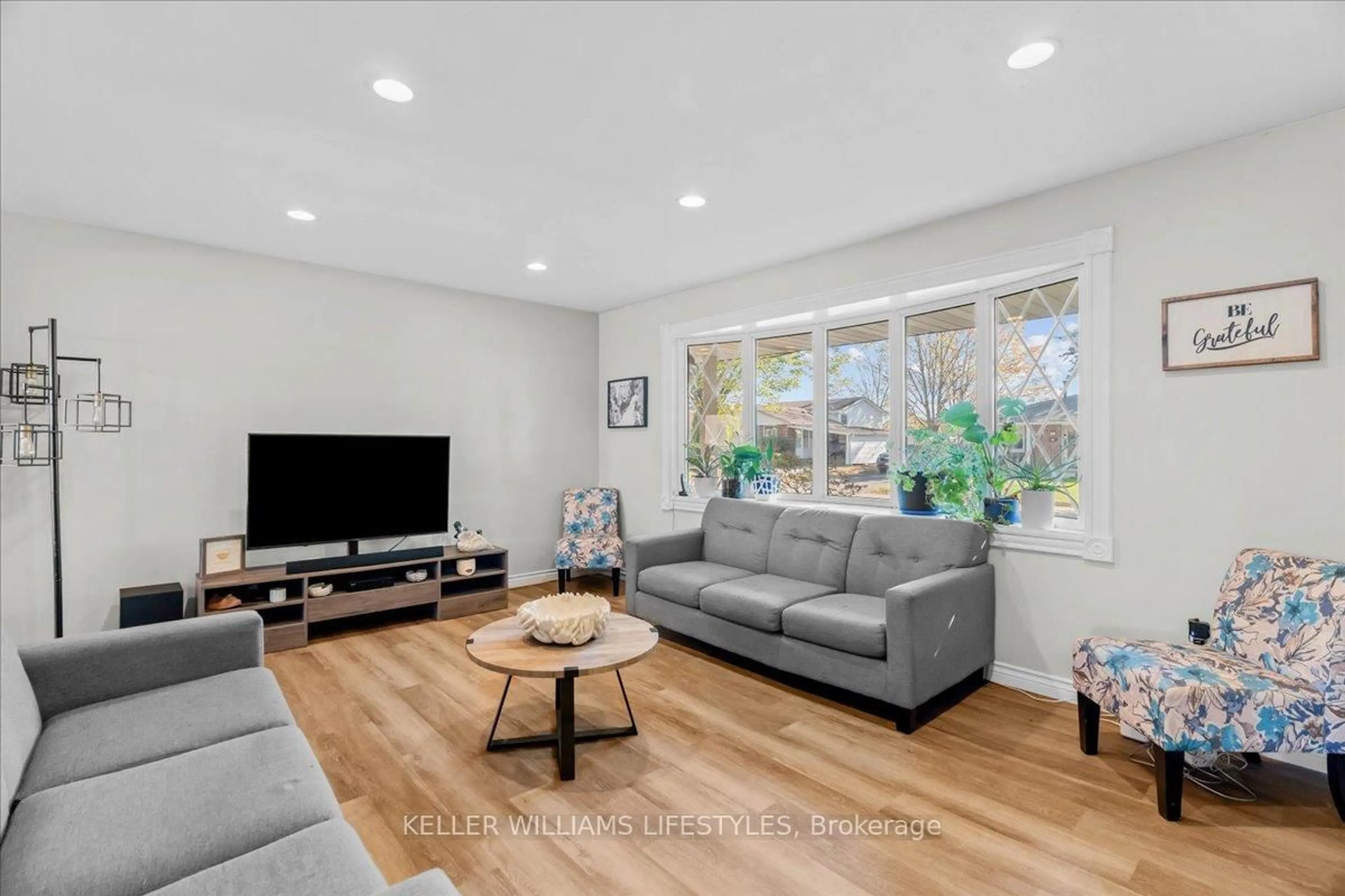 Living room with furniture, unknown for 34 Stanhope Cres, London South Ontario N6C 3B2