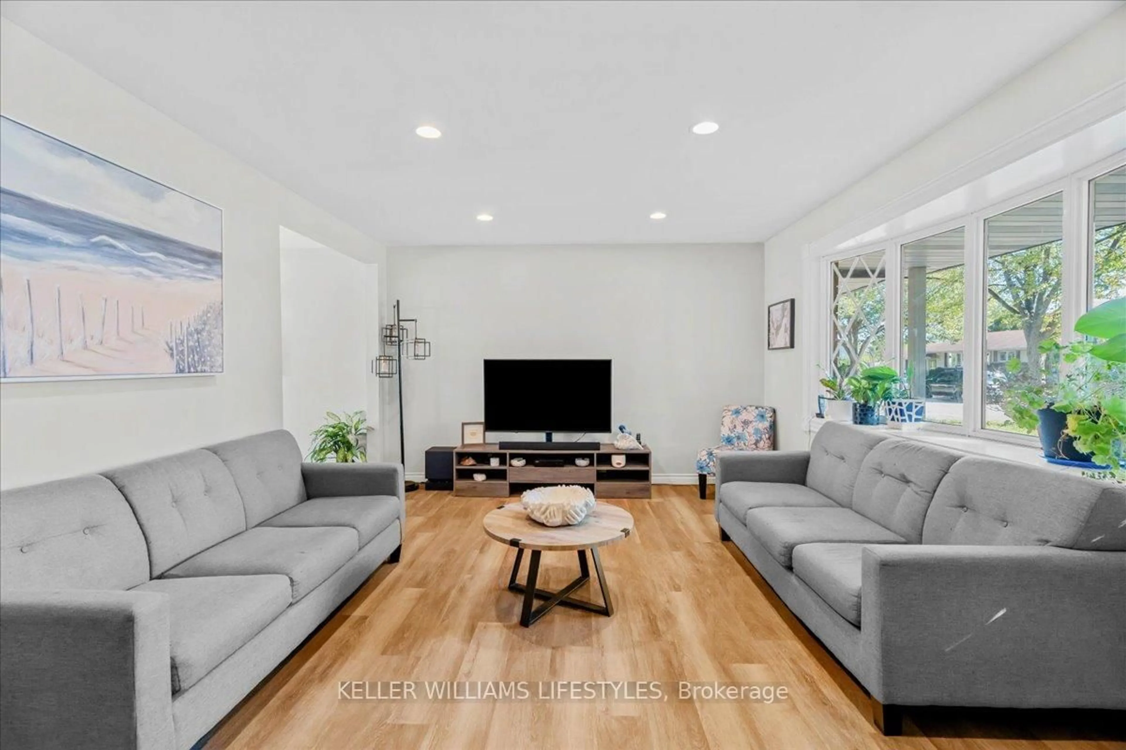Living room with furniture, unknown for 34 Stanhope Cres, London South Ontario N6C 3B2