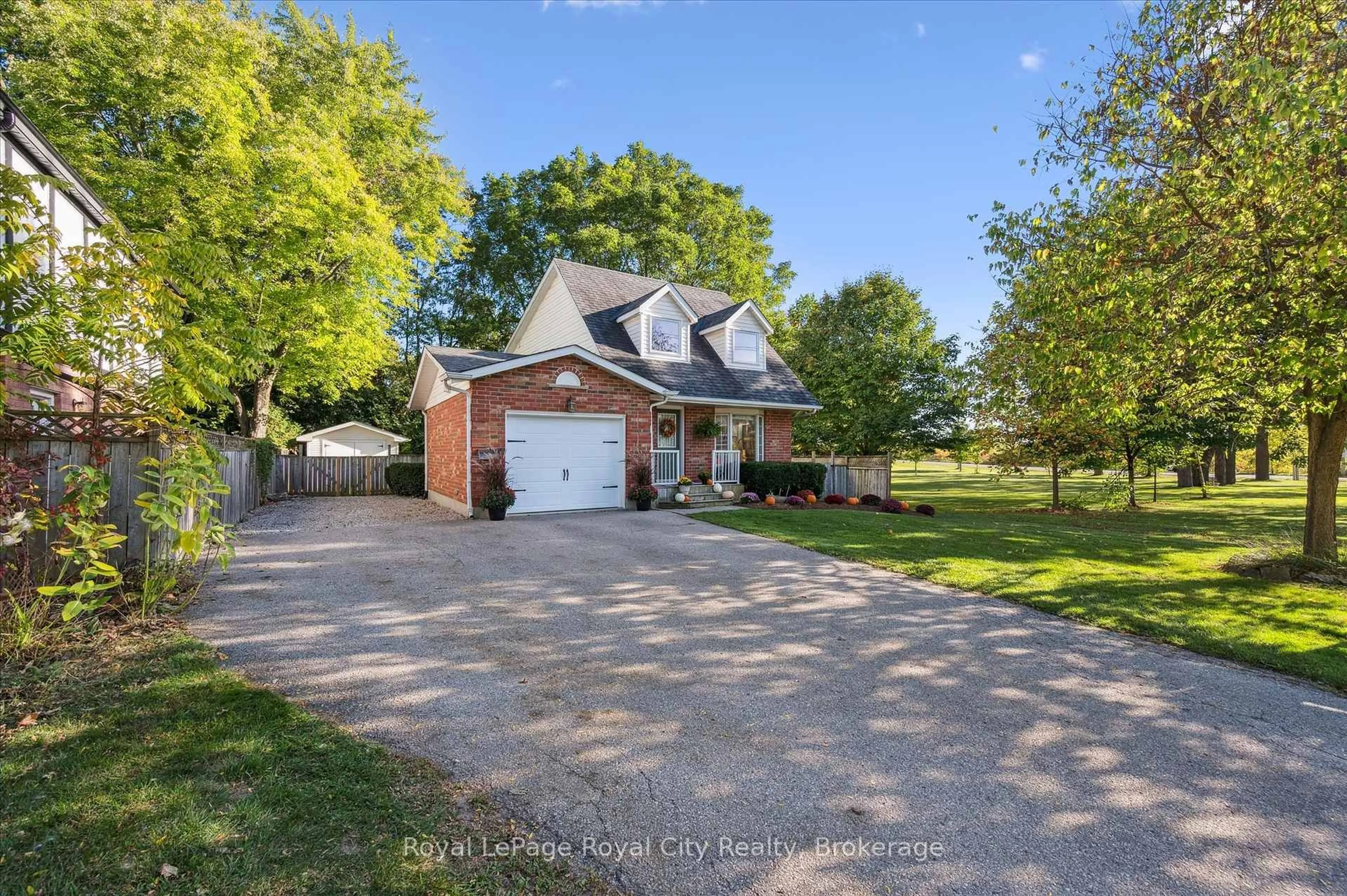 A pic from outside/outdoor area/front of a property/back of a property/a pic from drone, unknown for 586 Kortright Rd, Guelph Ontario N1G 3H8
