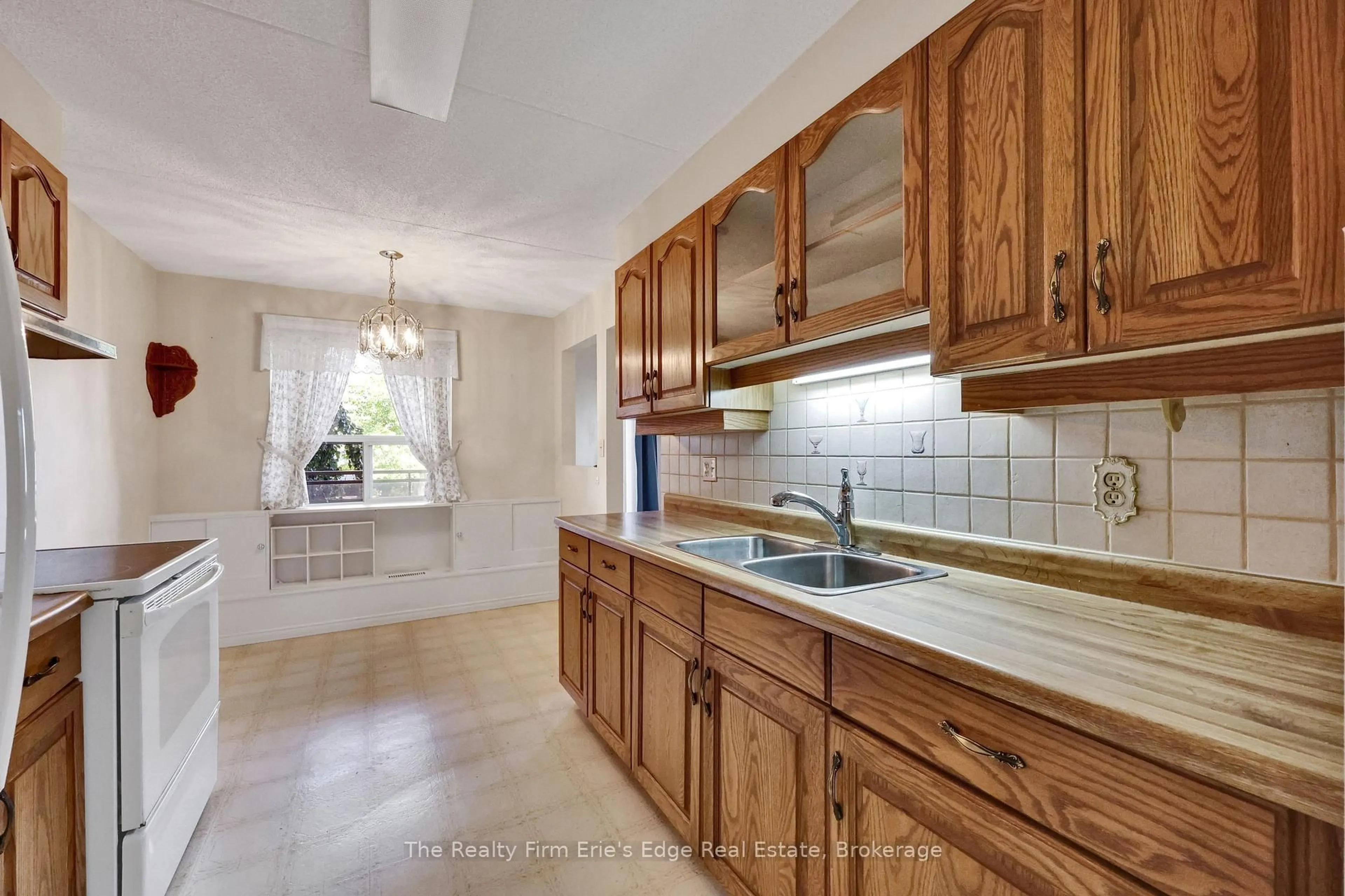 Standard kitchen, ceramic/tile floor for 75 Bridge St #206, Tillsonburg Ontario N4G 1T1