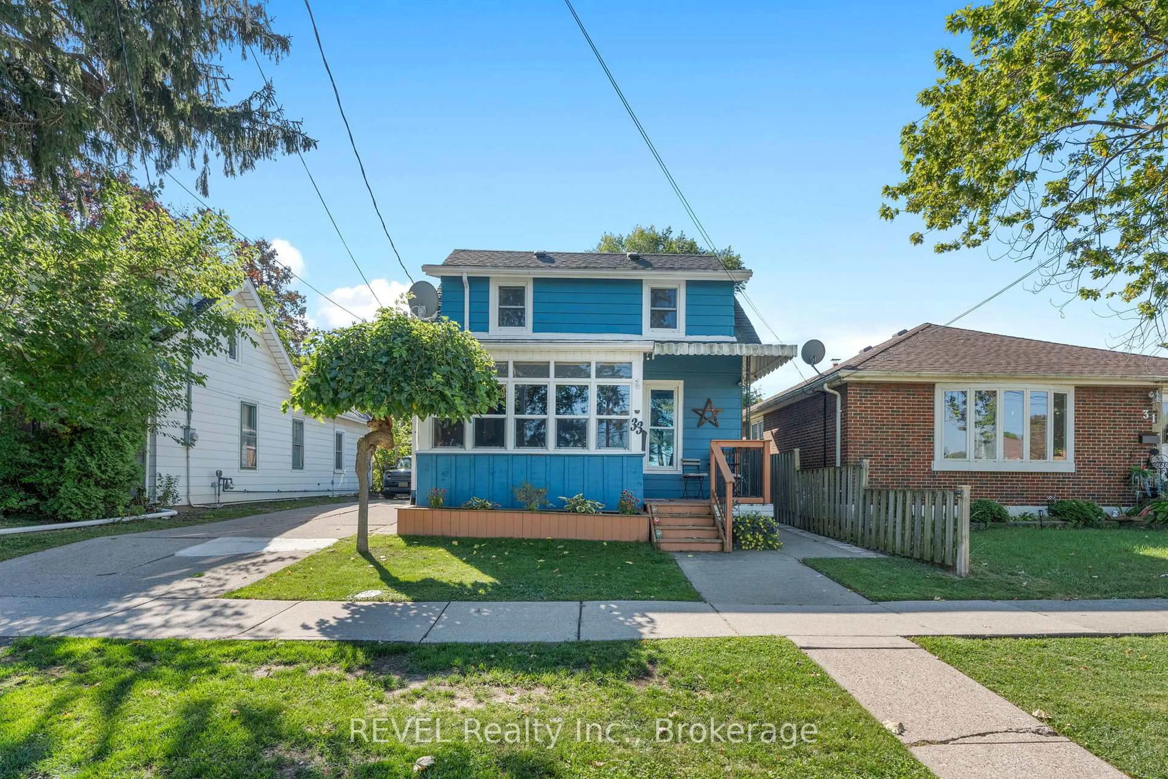 Home with brick exterior material, street for 33 Regent St, Thorold Ontario L2V 1T5