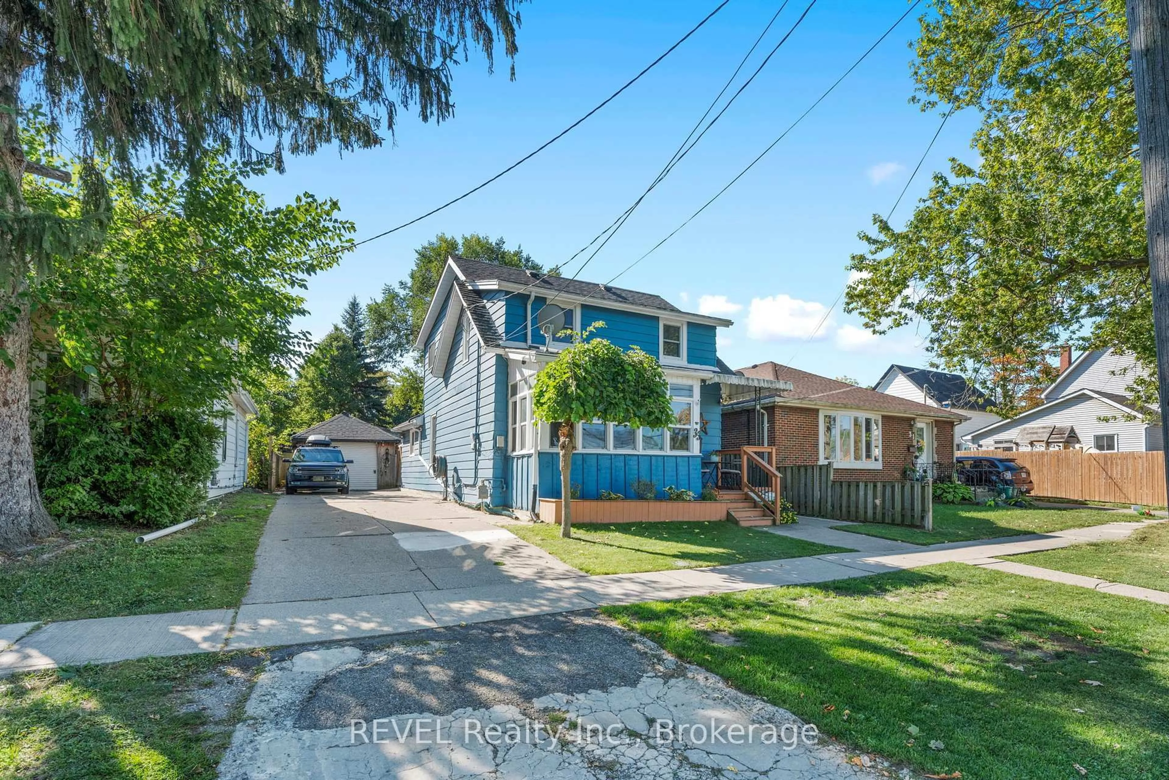 A pic from outside/outdoor area/front of a property/back of a property/a pic from drone, street for 33 Regent St, Thorold Ontario L2V 1T5