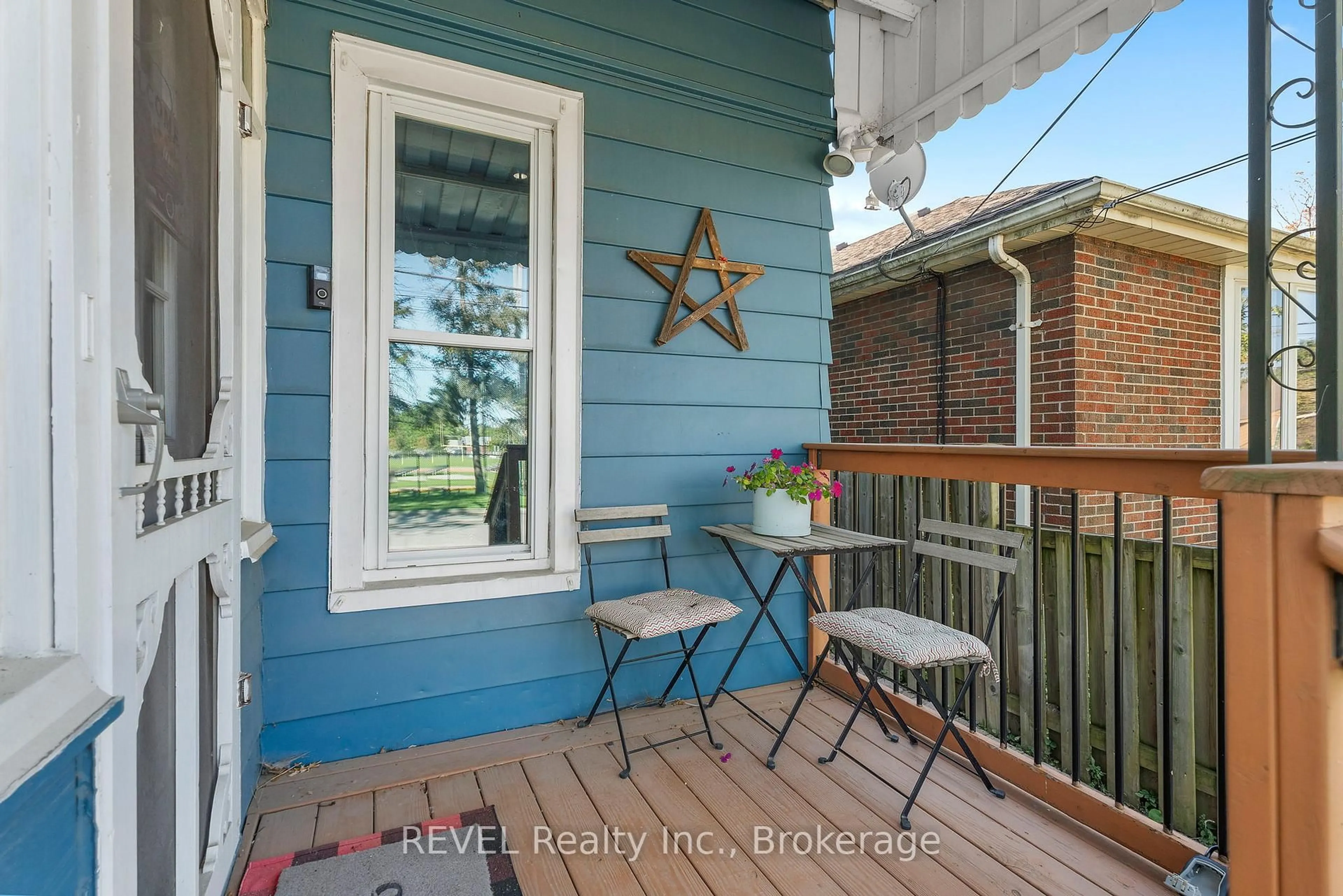 Patio, street for 33 Regent St, Thorold Ontario L2V 1T5