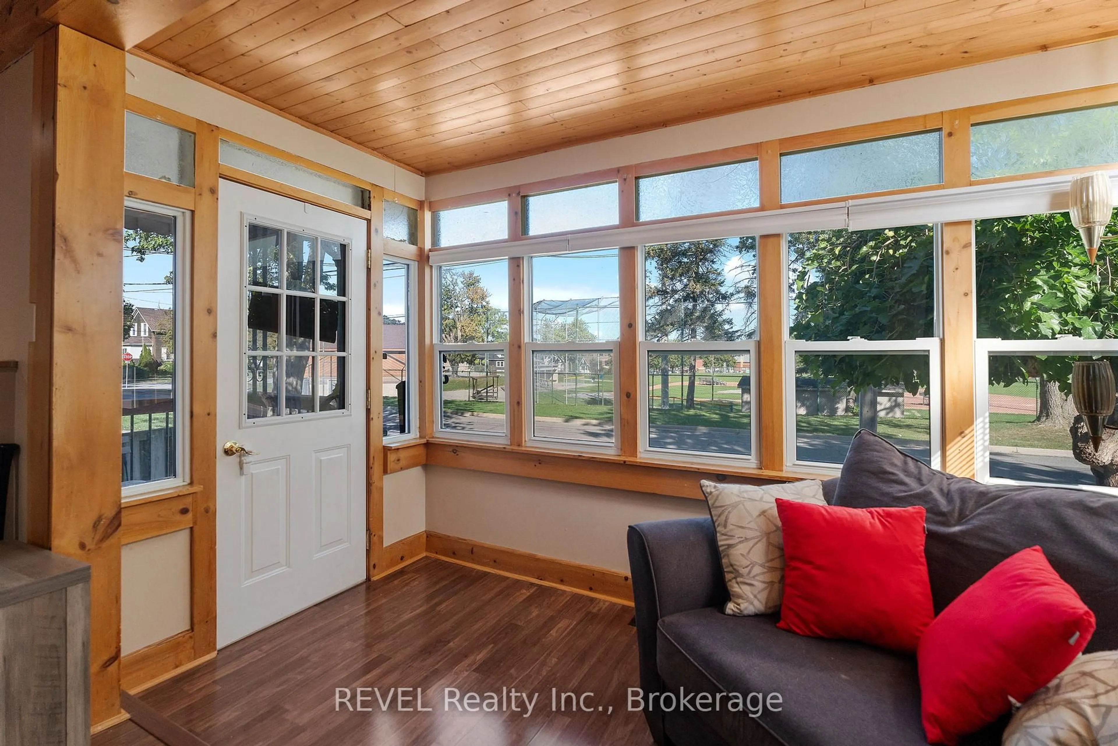 Indoor entryway for 33 Regent St, Thorold Ontario L2V 1T5