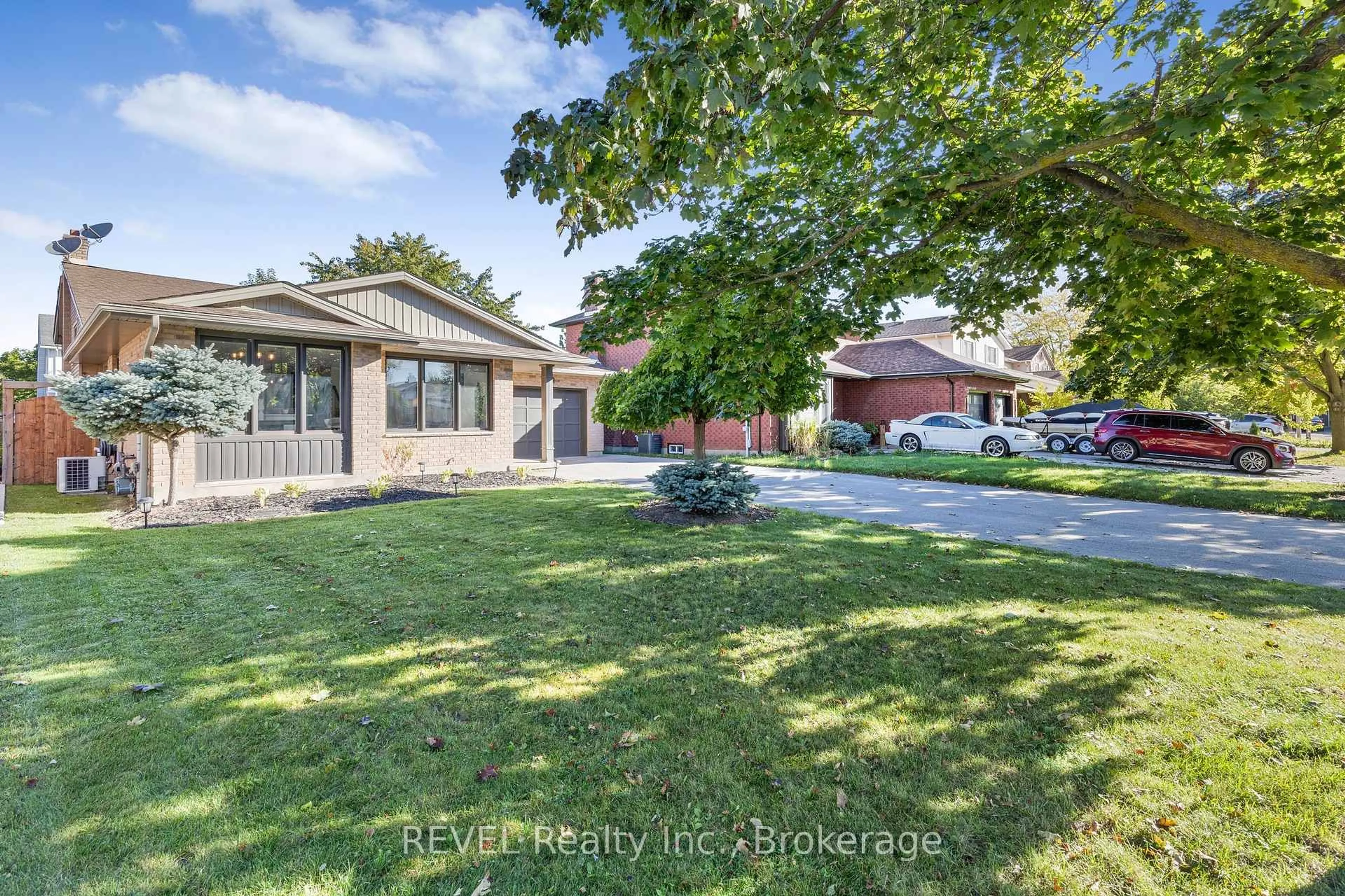 A pic from outside/outdoor area/front of a property/back of a property/a pic from drone, street for 7 Bascary Cres, St. Catharines Ontario L2S 3M6