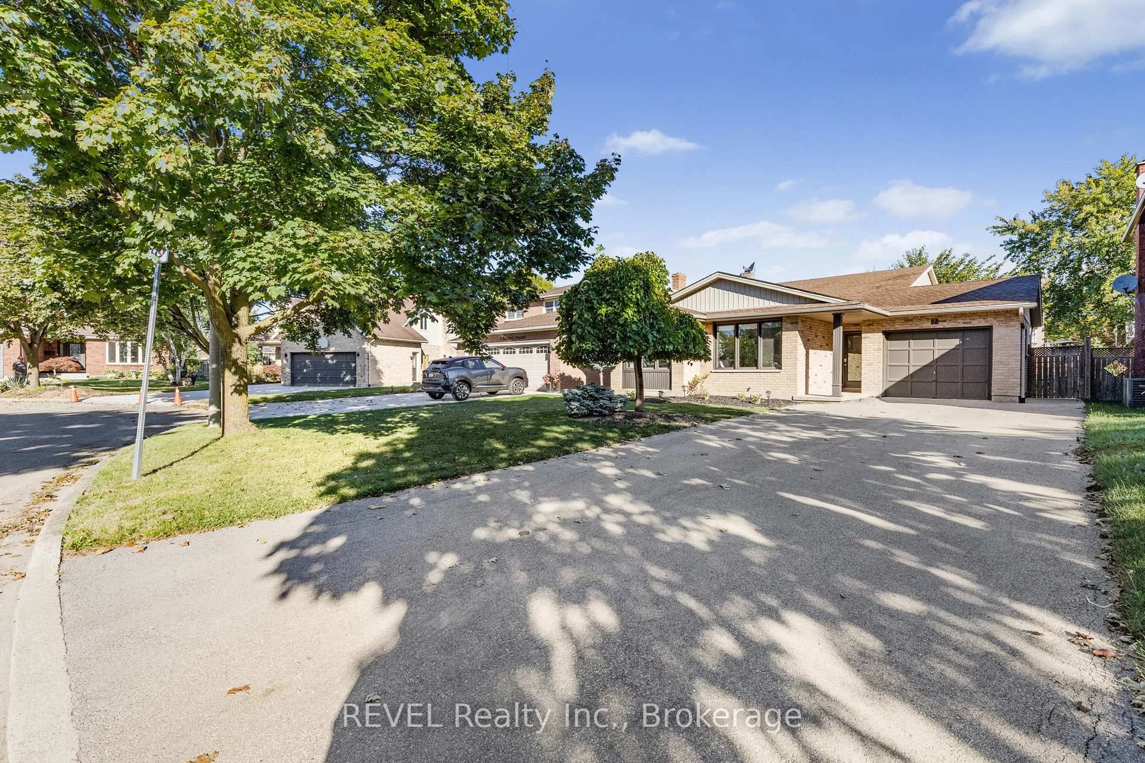 A pic from outside/outdoor area/front of a property/back of a property/a pic from drone, street for 7 Bascary Cres, St. Catharines Ontario L2S 3M6