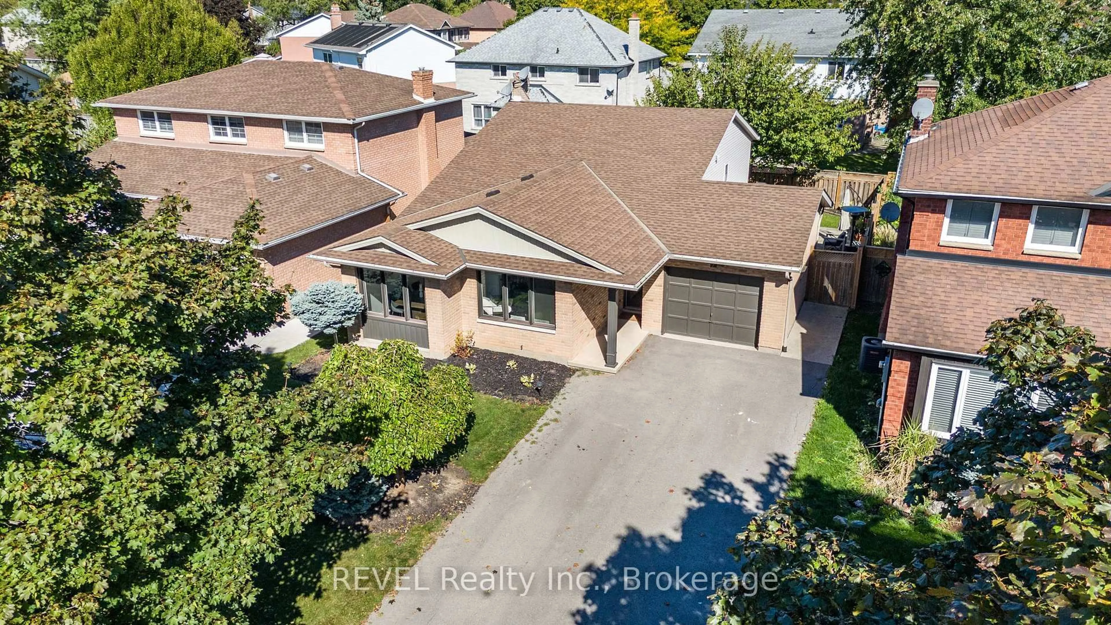 A pic from outside/outdoor area/front of a property/back of a property/a pic from drone, street for 7 Bascary Cres, St. Catharines Ontario L2S 3M6