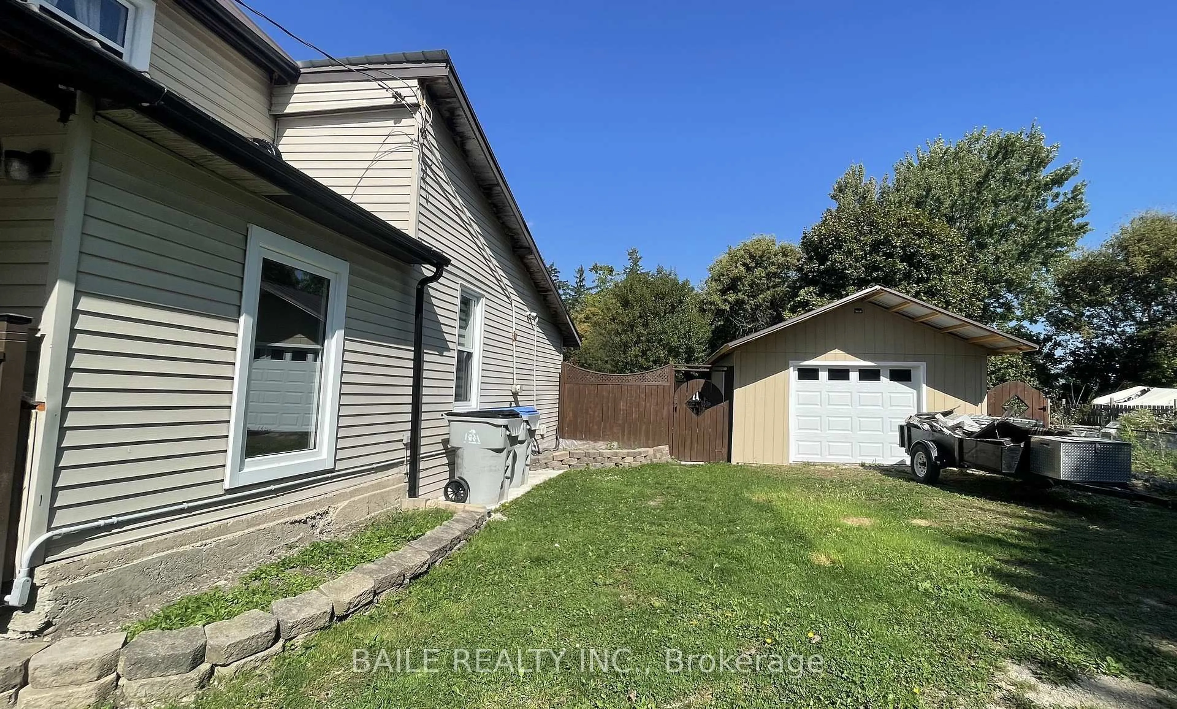 A pic from outside/outdoor area/front of a property/back of a property/a pic from drone, unknown for 6534 James St, Brooke-Alvinston Ontario N0M 2S0