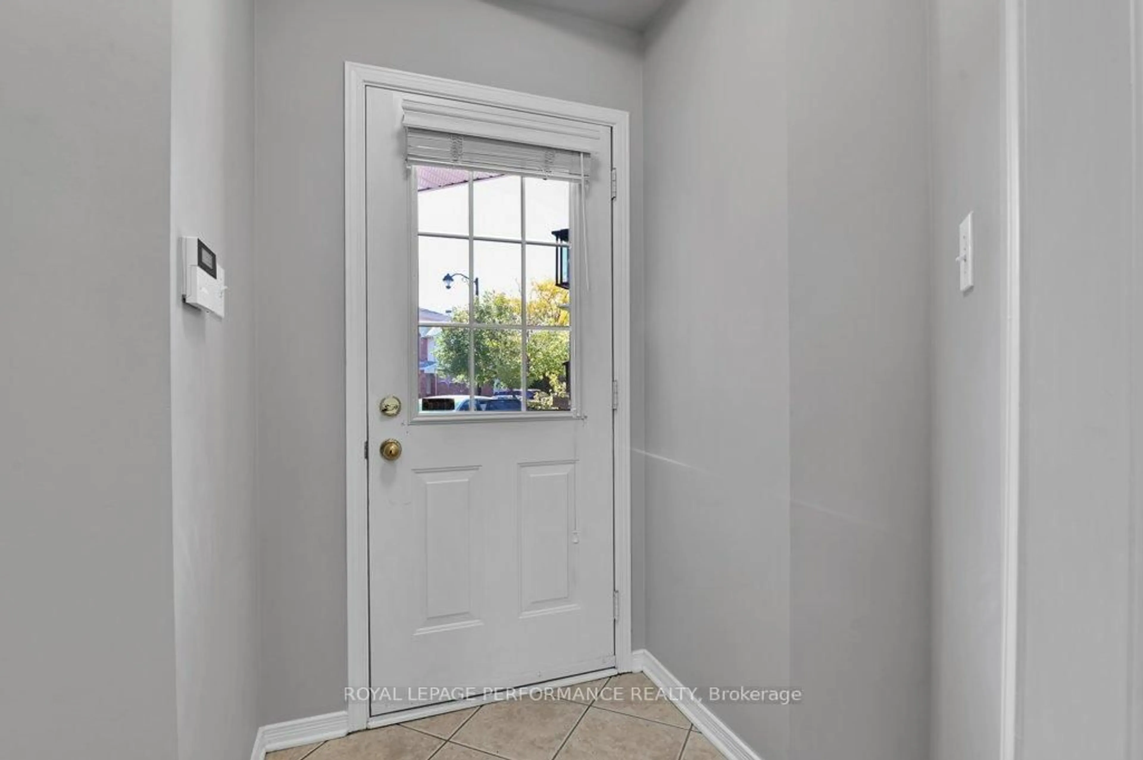 Indoor entryway for 32 Cargrove Private, Ottawa Ontario K1K 4Y6