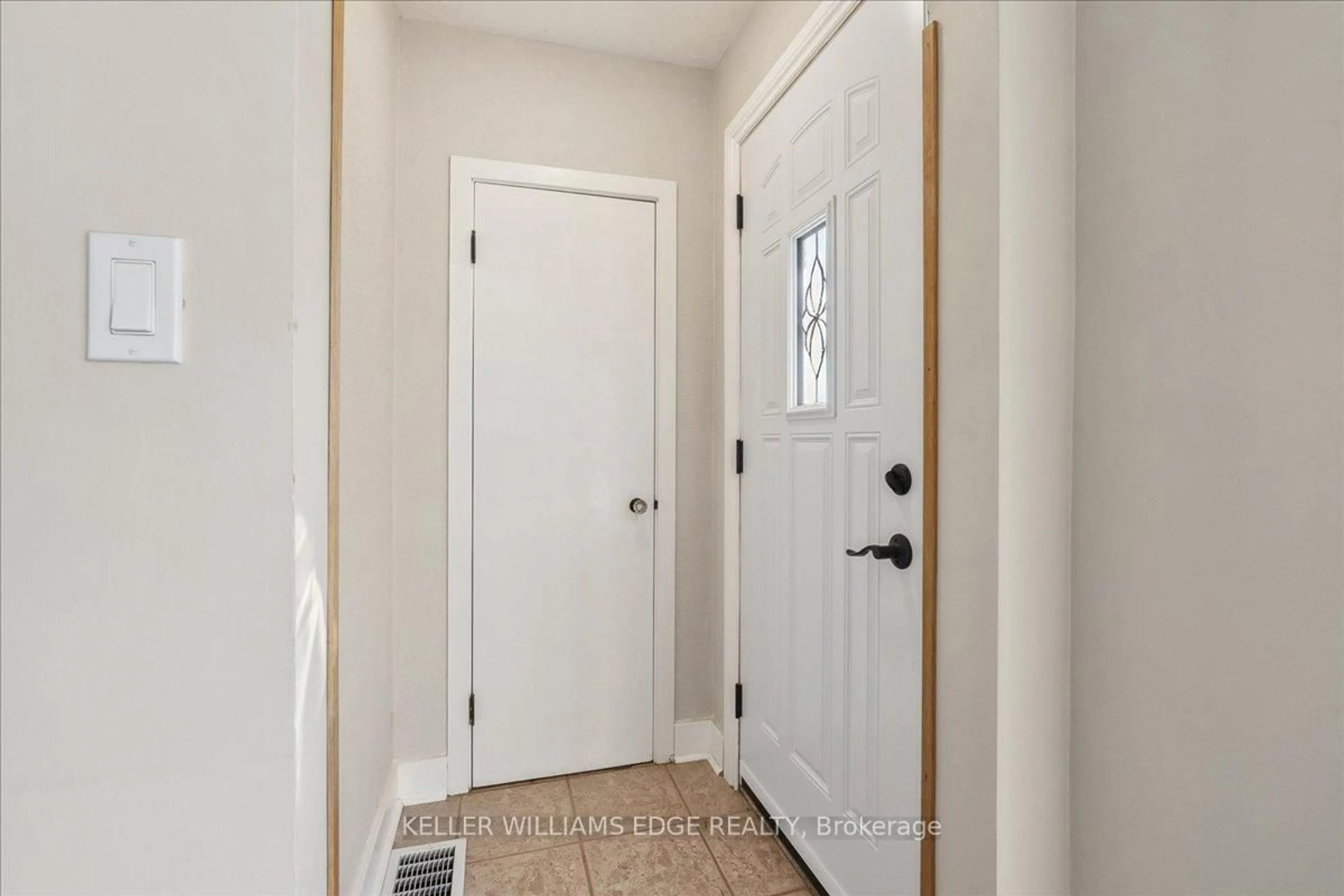 Indoor entryway for 29 East 34th St, Hamilton Ontario L8V 3W2