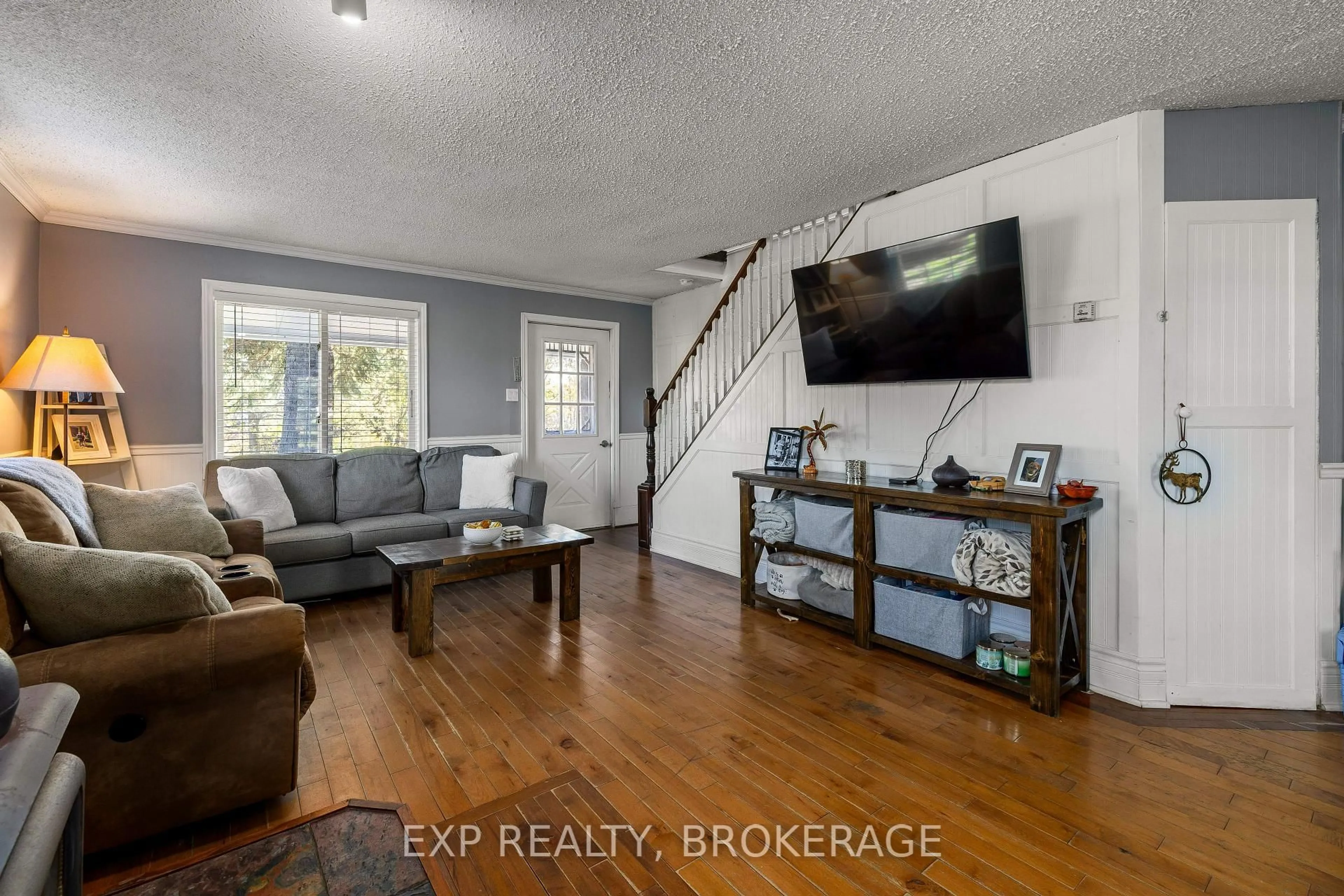 Living room with furniture, unknown for 6045 Verona St, Verona Ontario K0H 2W0