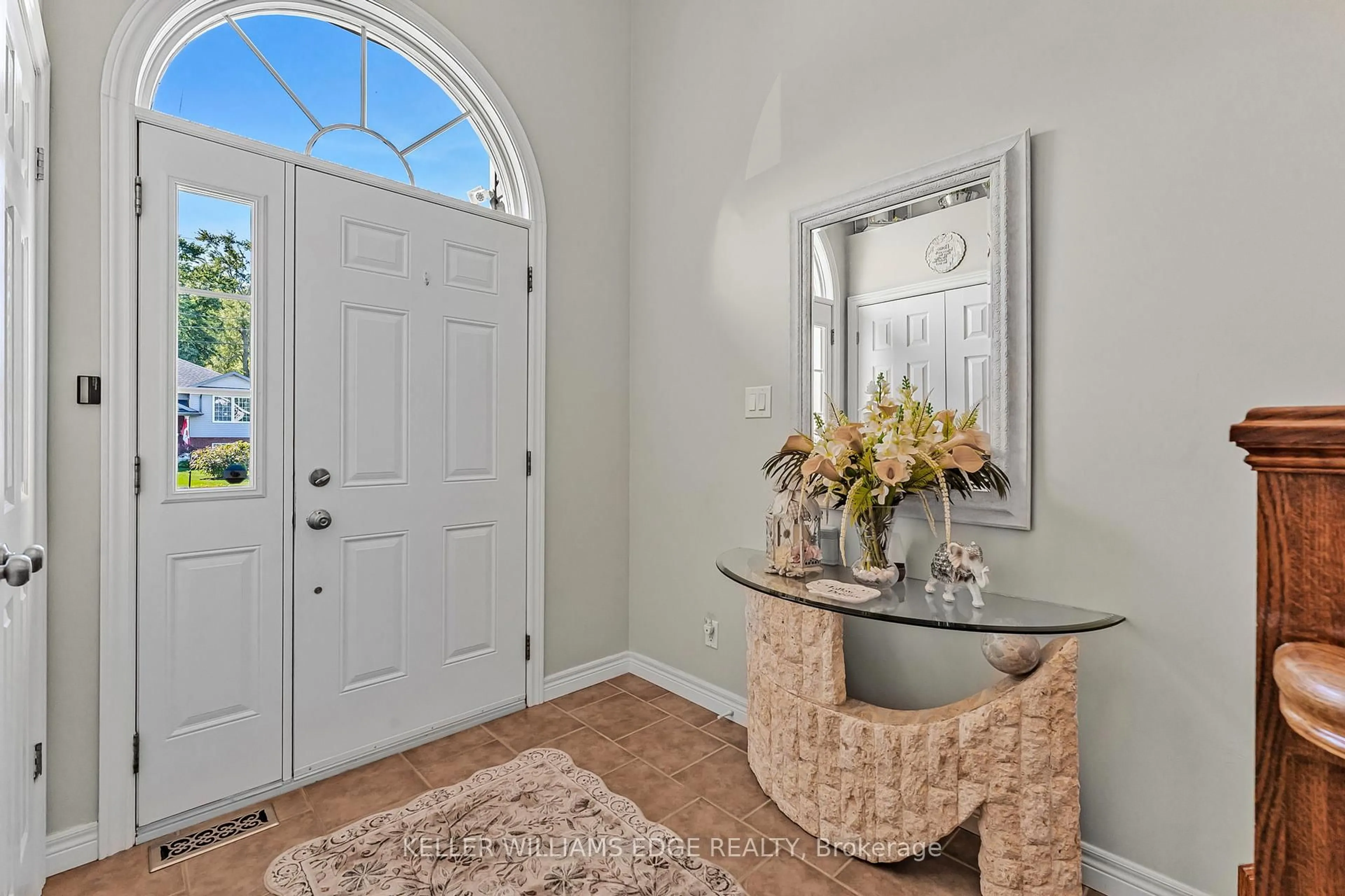 Indoor entryway for 1220 Parkside Ave, Fort Erie Ontario L2A 0A9