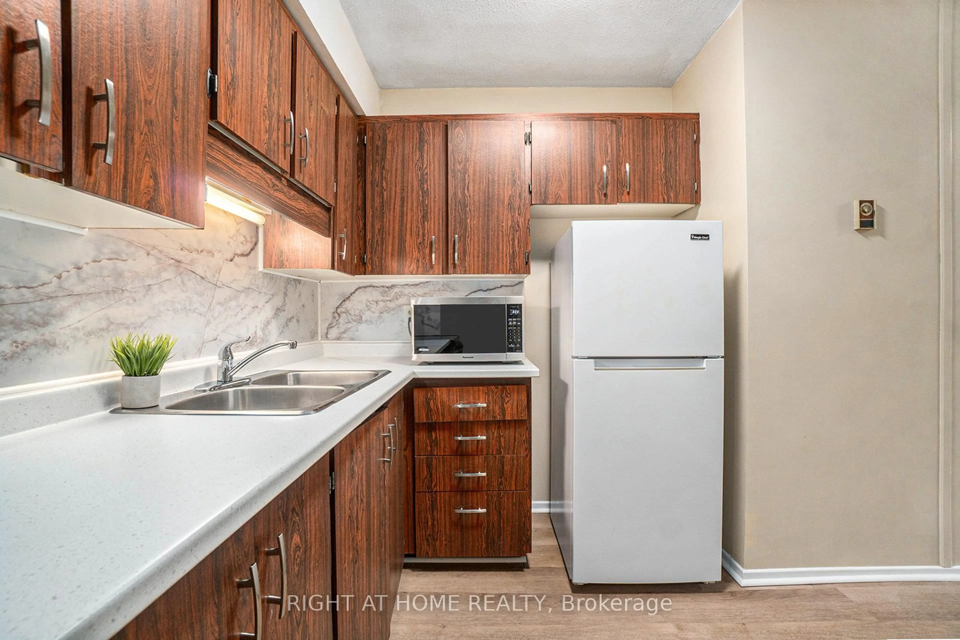 Standard kitchen, unknown for 2939 Fairlea Cres #59, Ottawa Ontario K1V 9A5
