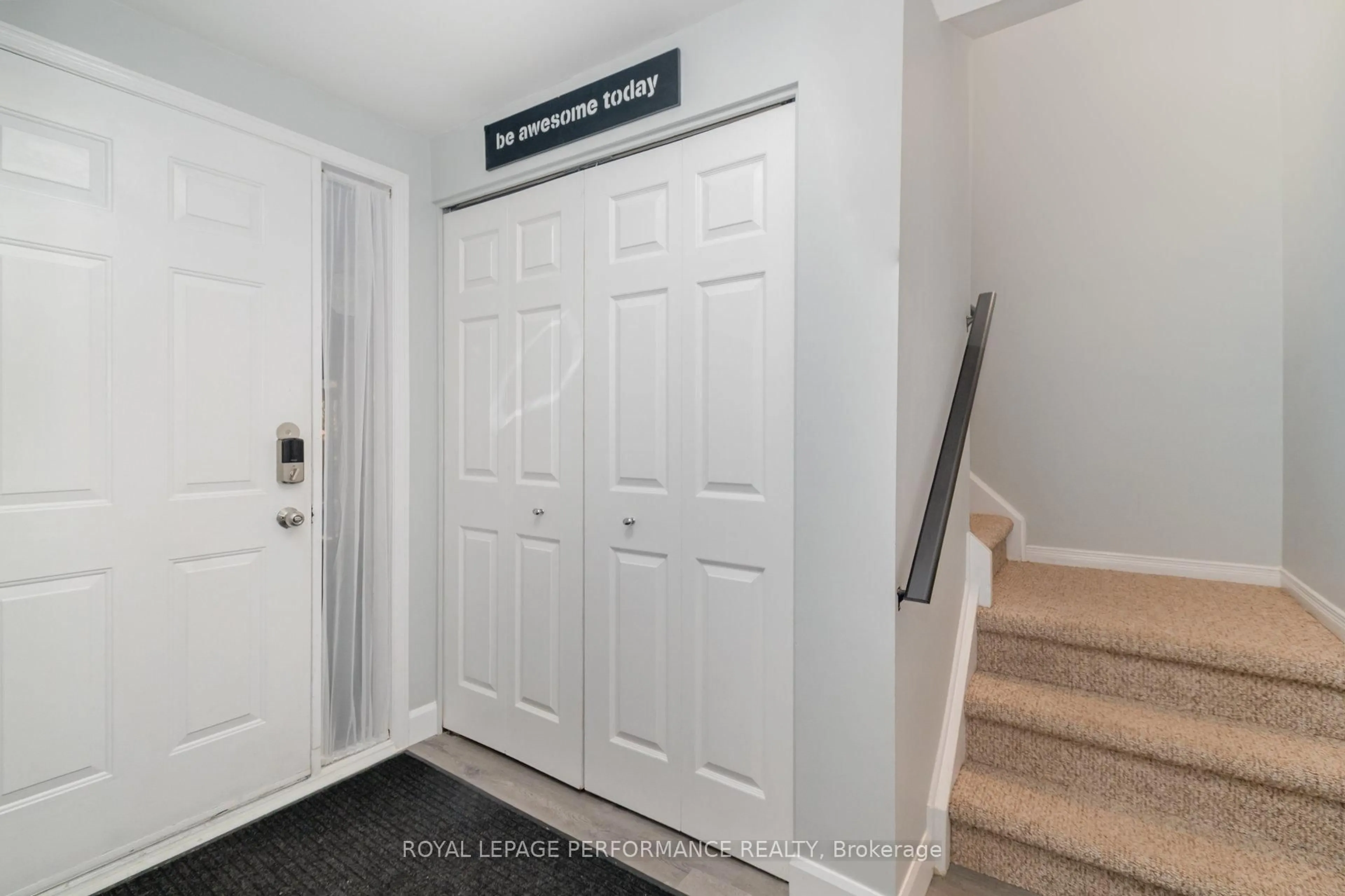 Indoor entryway for 1150 Chimney Hill Way #10, Ottawa Ontario K1J 8Z8