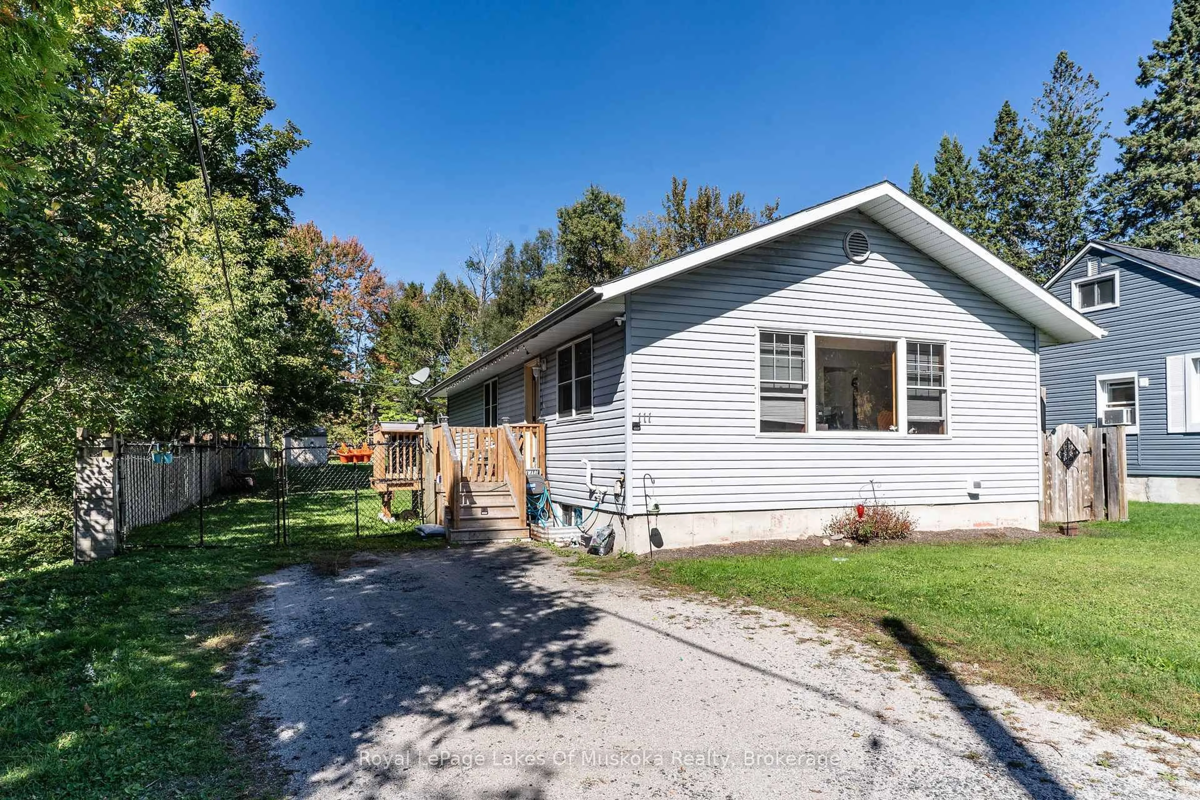 Home with vinyl exterior material, street for 111 Alice St, Bracebridge Ontario P1L 1J5