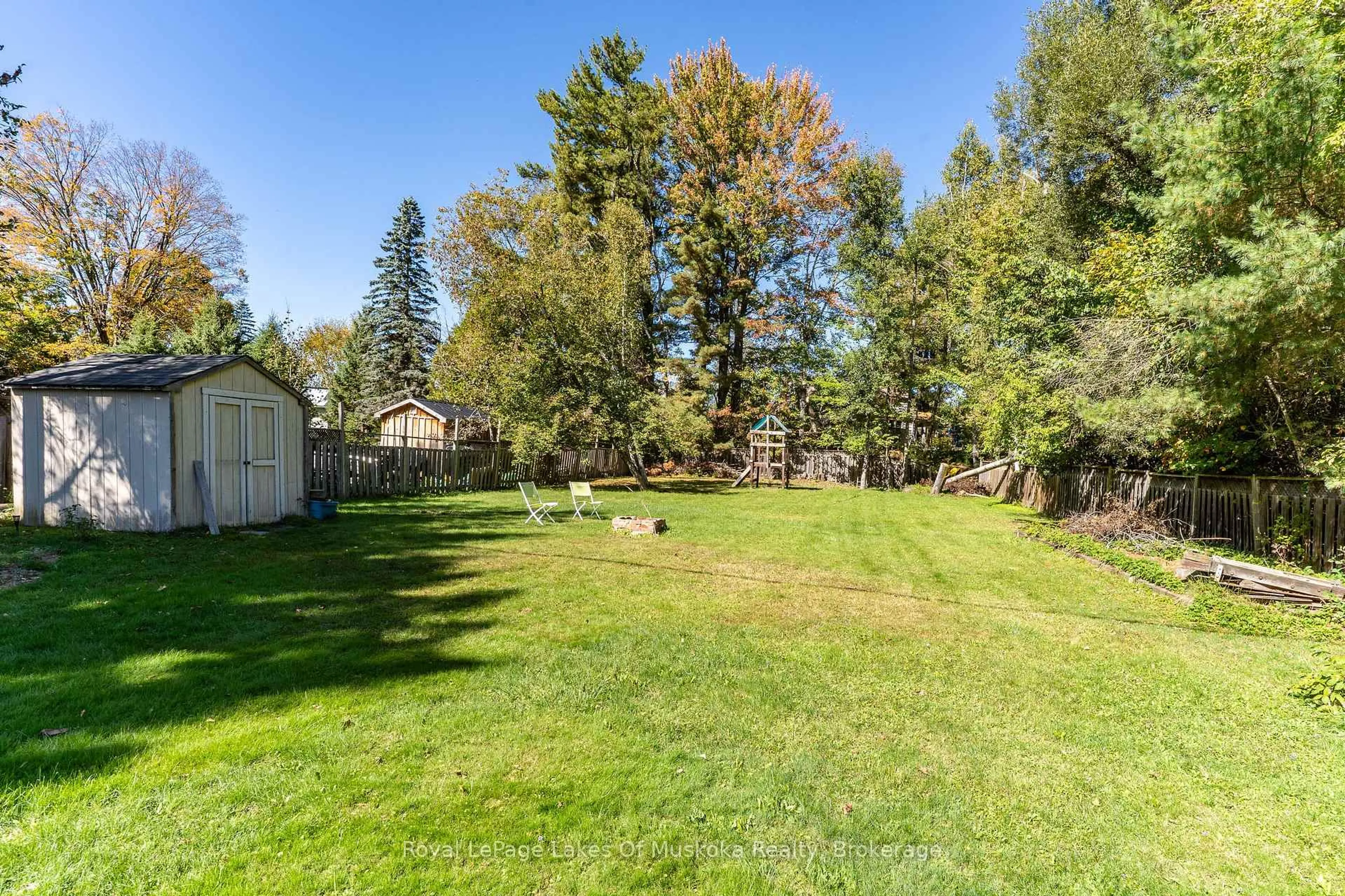 Patio, forest/trees view for 111 Alice St, Bracebridge Ontario P1L 1J5