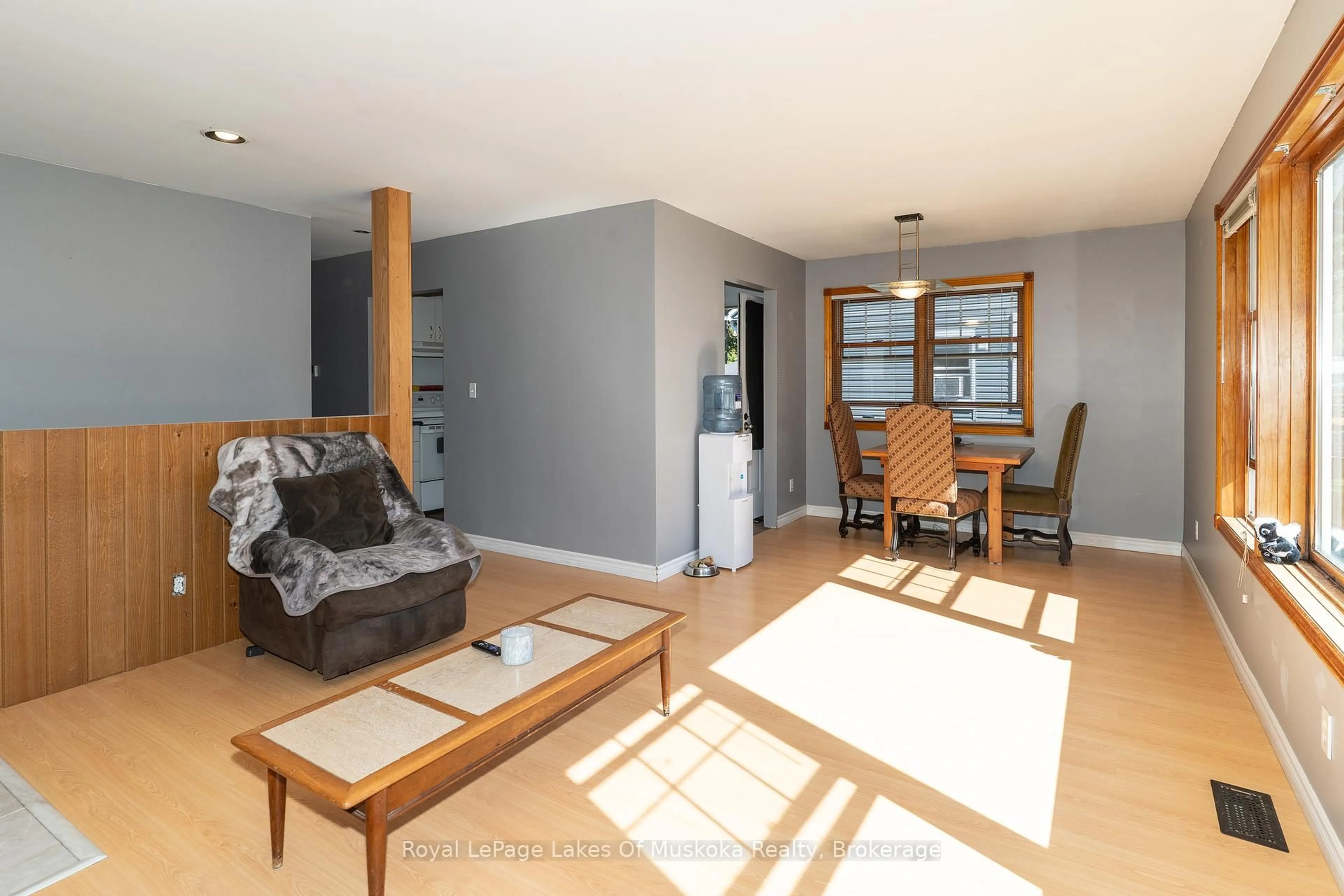 Living room with furniture, wood/laminate floor for 111 Alice St, Bracebridge Ontario P1L 1J5