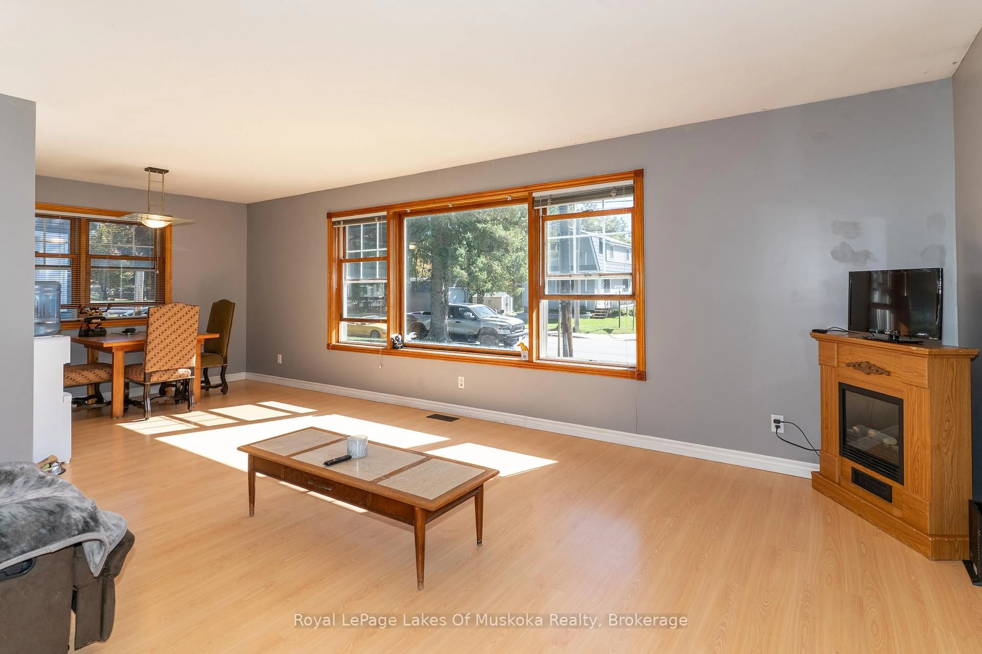 Living room with furniture, wood/laminate floor for 111 Alice St, Bracebridge Ontario P1L 1J5