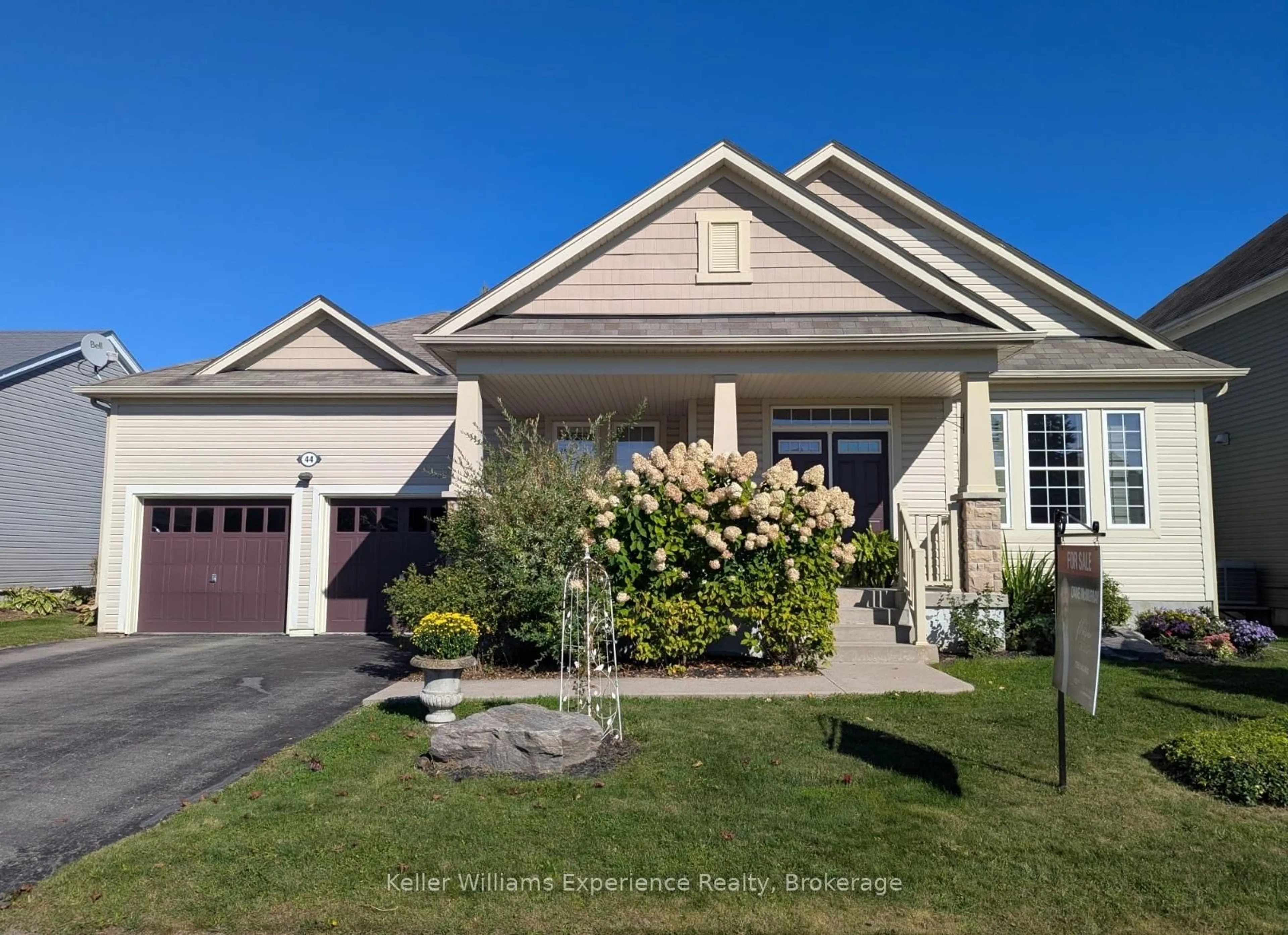 Home with vinyl exterior material, street for 44 Fieldstream Chse, Bracebridge Ontario P1L 0B2