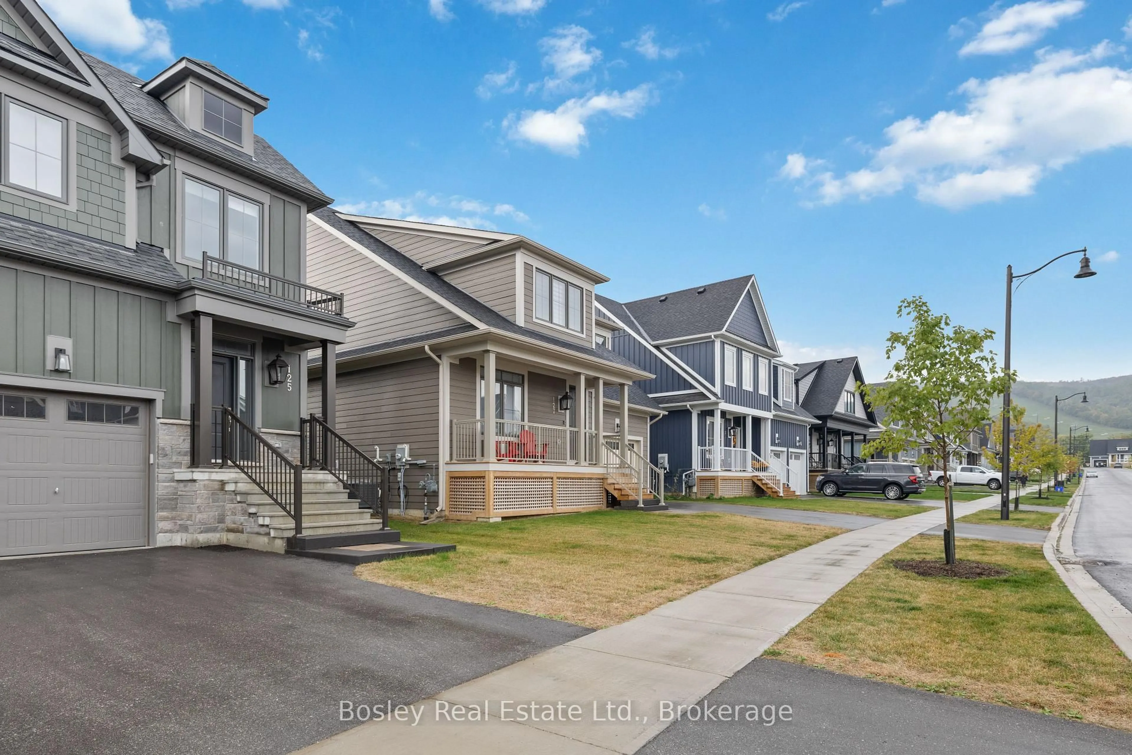 A pic from outside/outdoor area/front of a property/back of a property/a pic from drone, street for 125 COURTLAND St, Blue Mountains Ontario L9Y 0R4