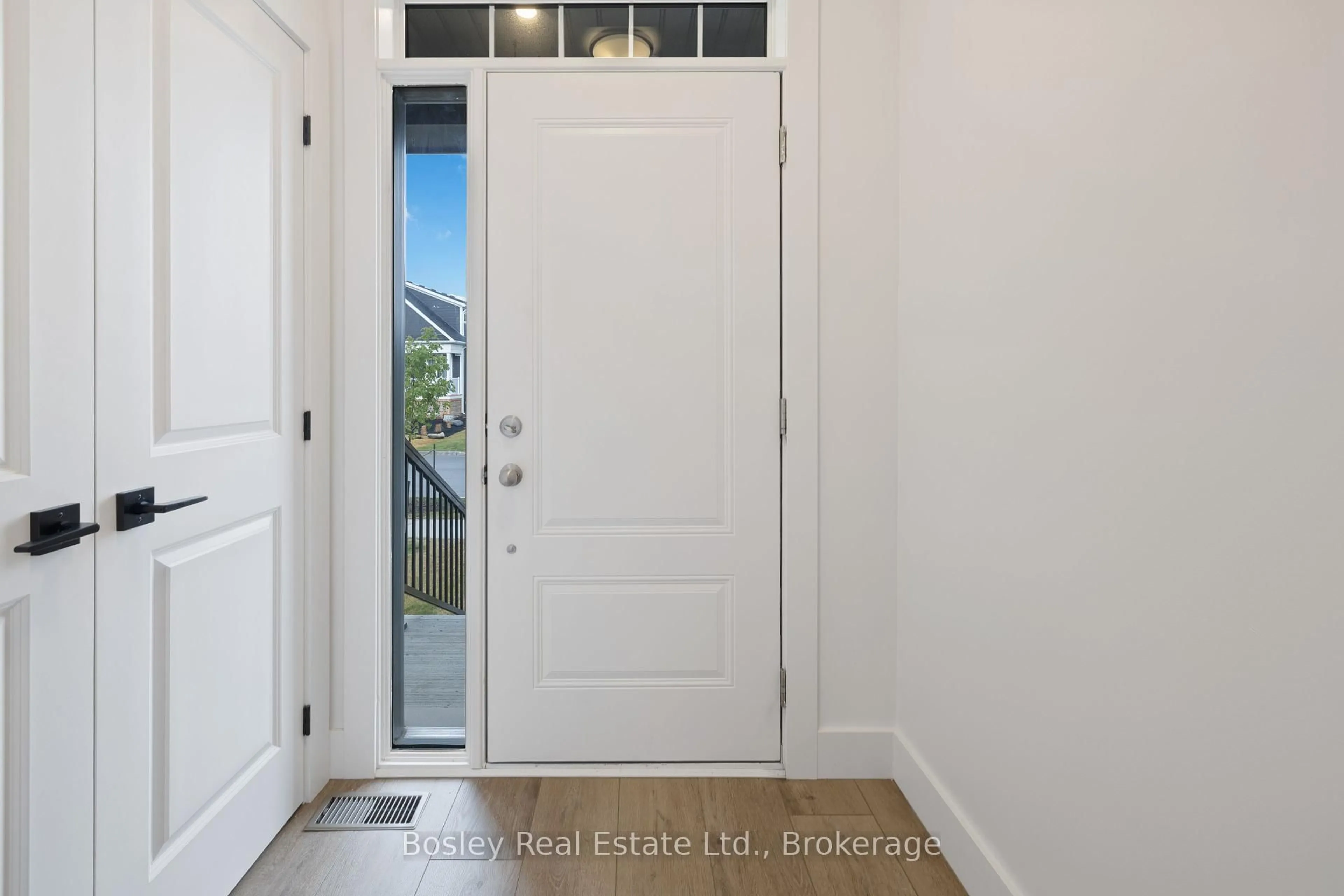 Indoor entryway for 125 COURTLAND St, Blue Mountains Ontario L9Y 0R4