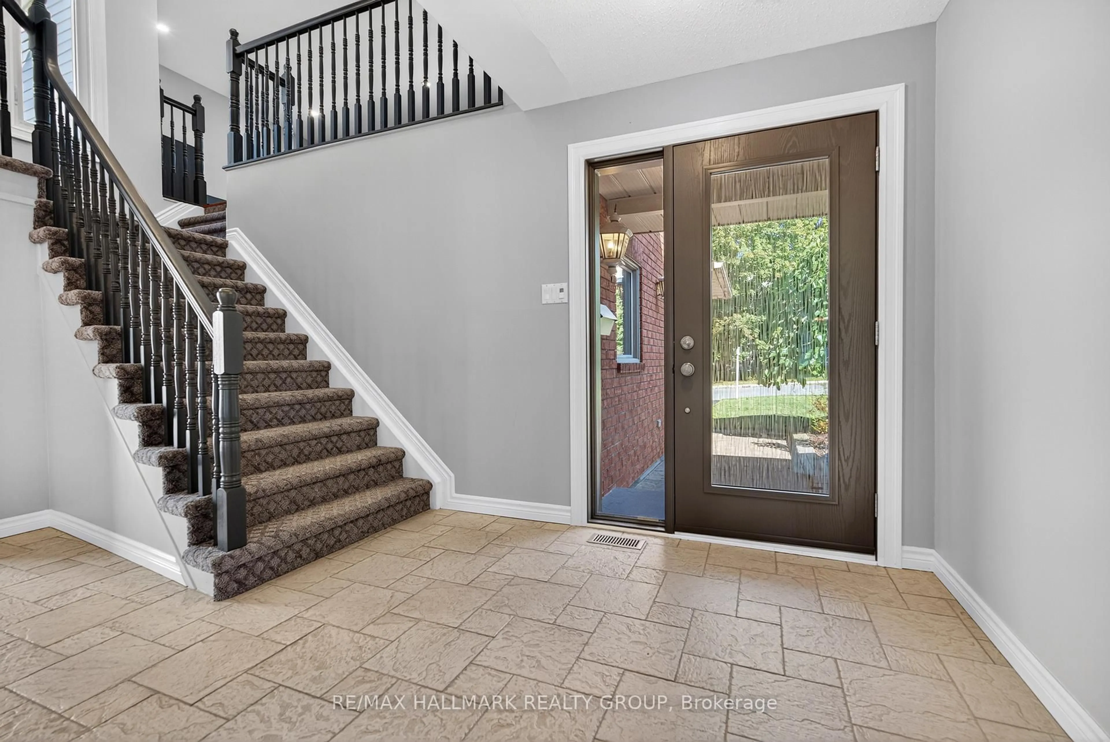 Indoor entryway for 1354 Gaultois Ave, Ottawa Ontario K1C 3G6