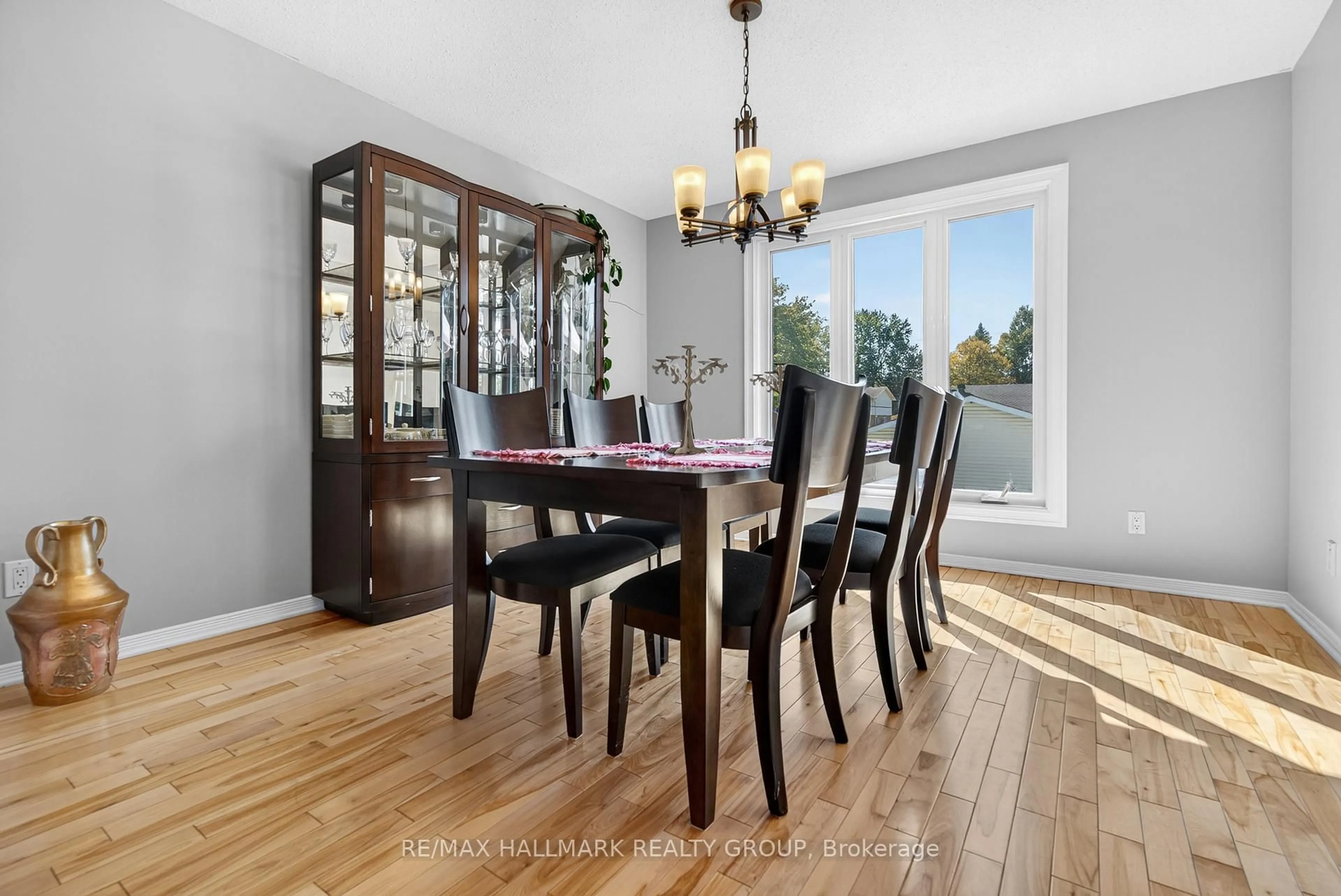 Dining room, wood/laminate floor for 1354 Gaultois Ave, Ottawa Ontario K1C 3G6