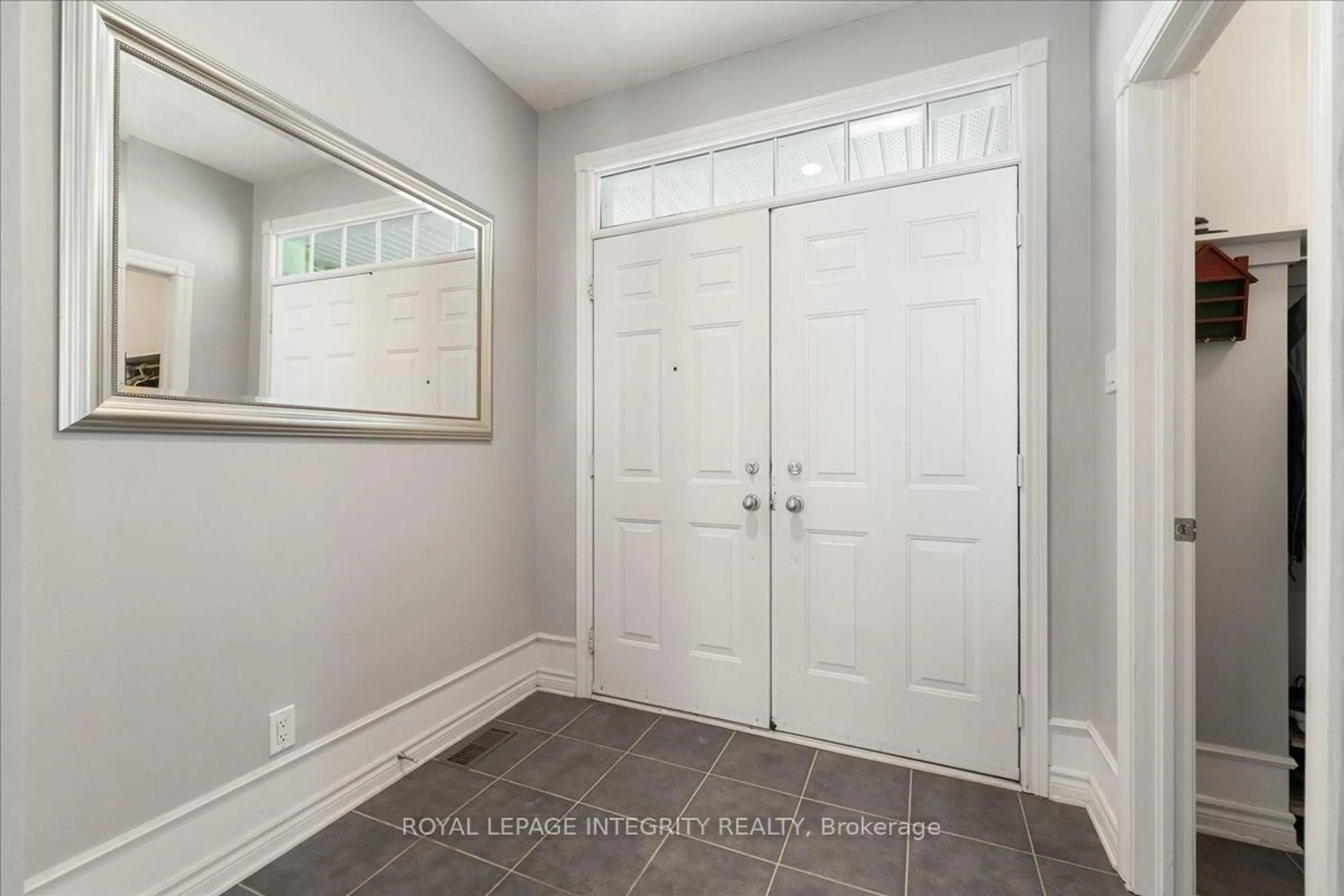 Indoor entryway for 5 Bryant St, Kanata Ontario K2K 3N4