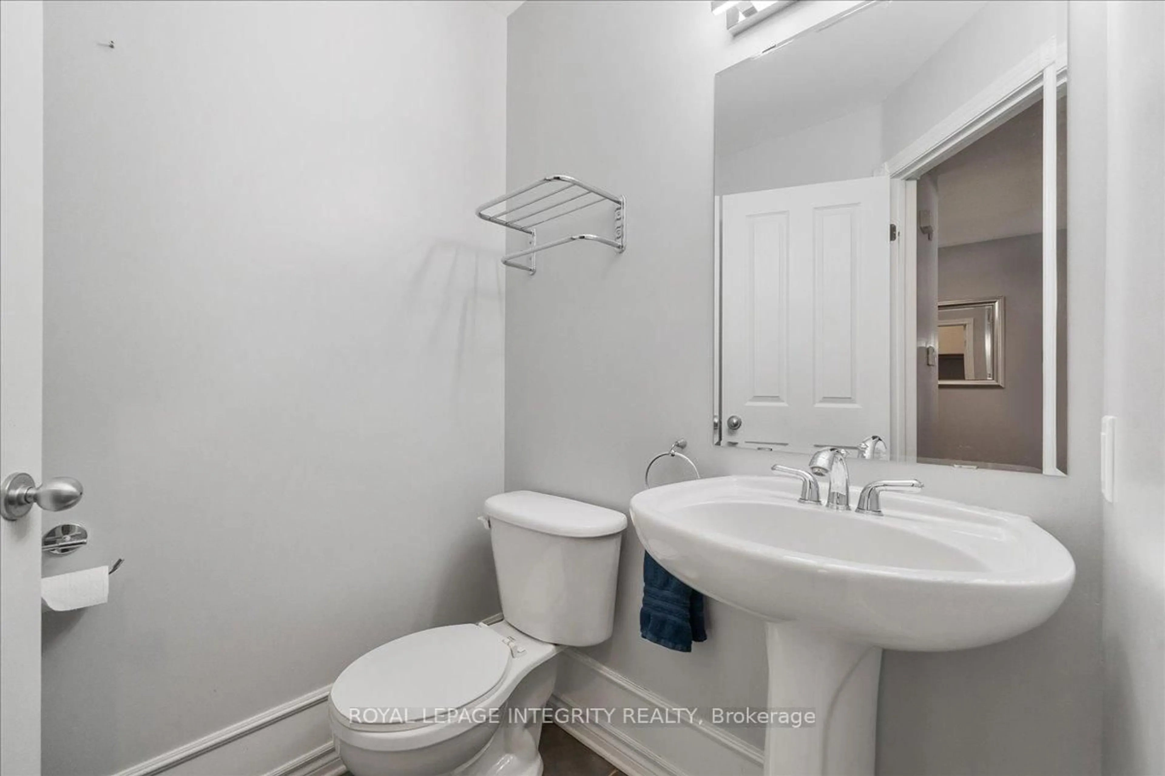 Standard bathroom, ceramic/tile floor for 5 Bryant St, Kanata Ontario K2K 3N4