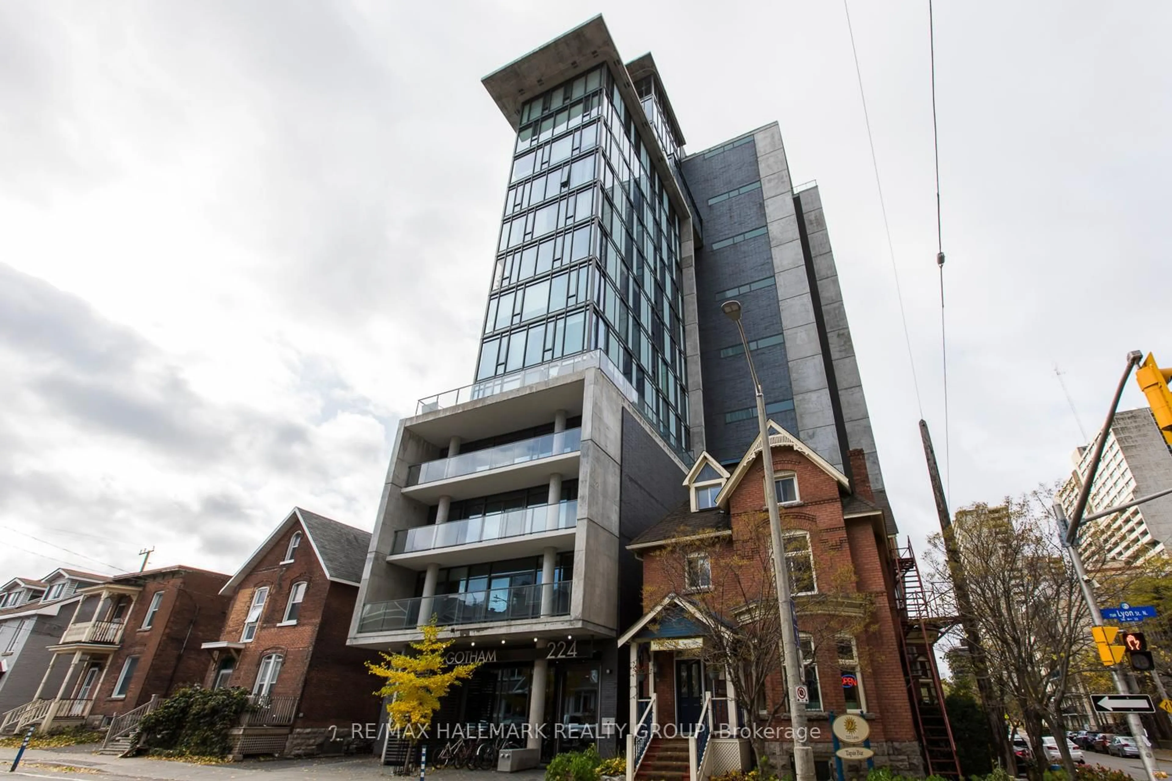Indoor foyer for 224 Lyon St #1602, Ottawa Ontario K1R 5V9