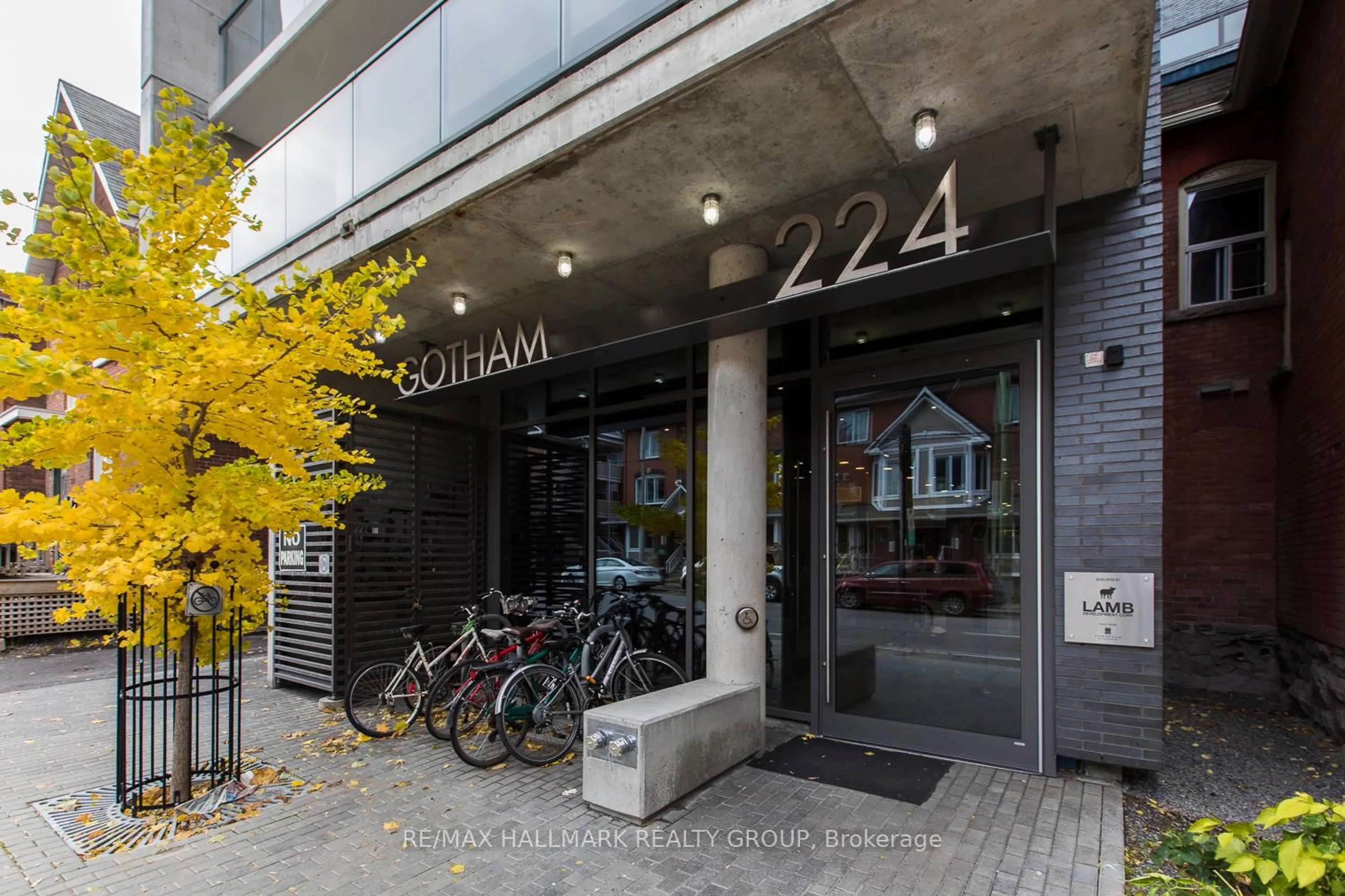 Indoor foyer for 224 Lyon St #1602, Ottawa Ontario K1R 5V9