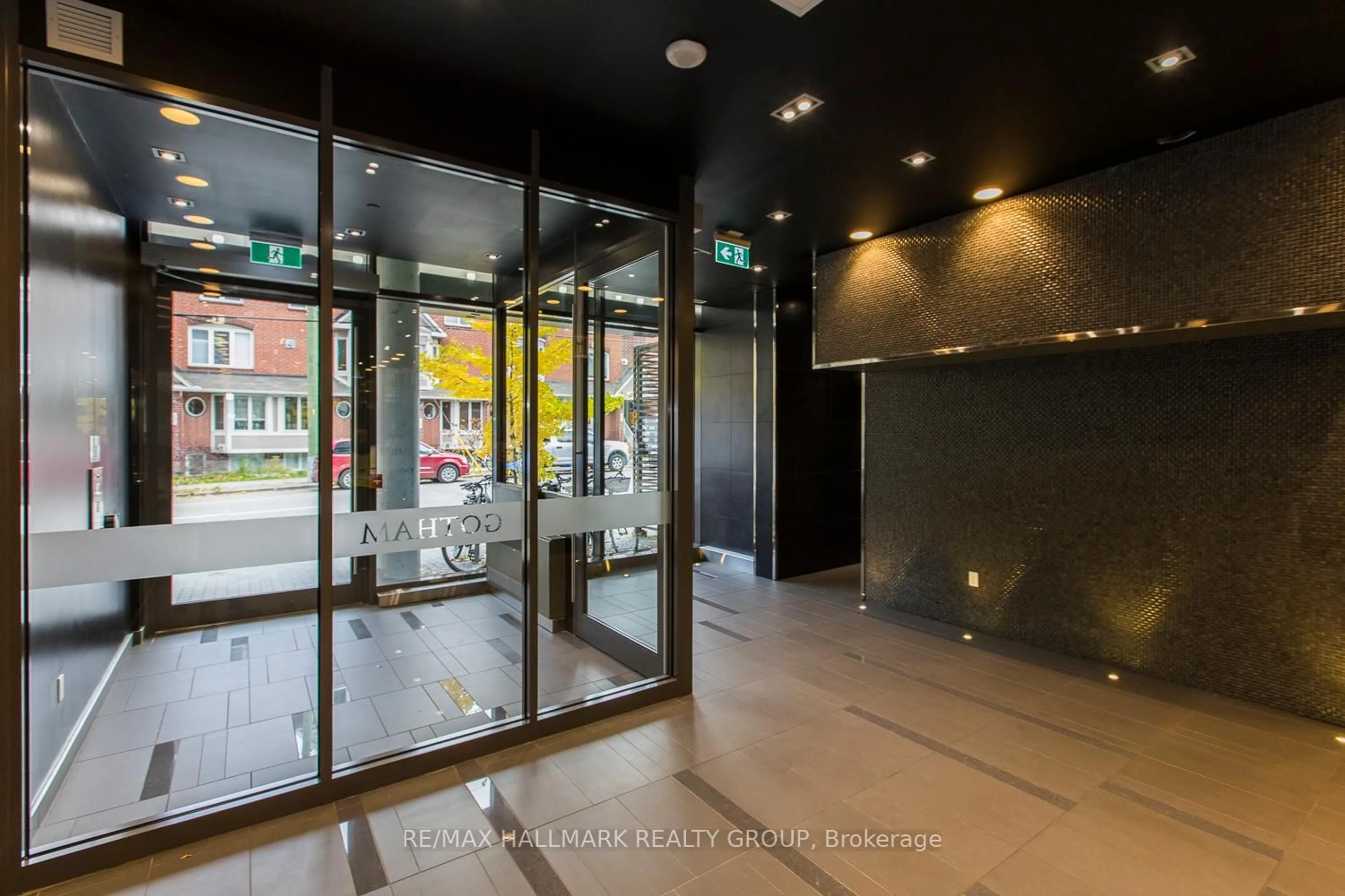 Indoor foyer for 224 Lyon St #1602, Ottawa Ontario K1R 5V9