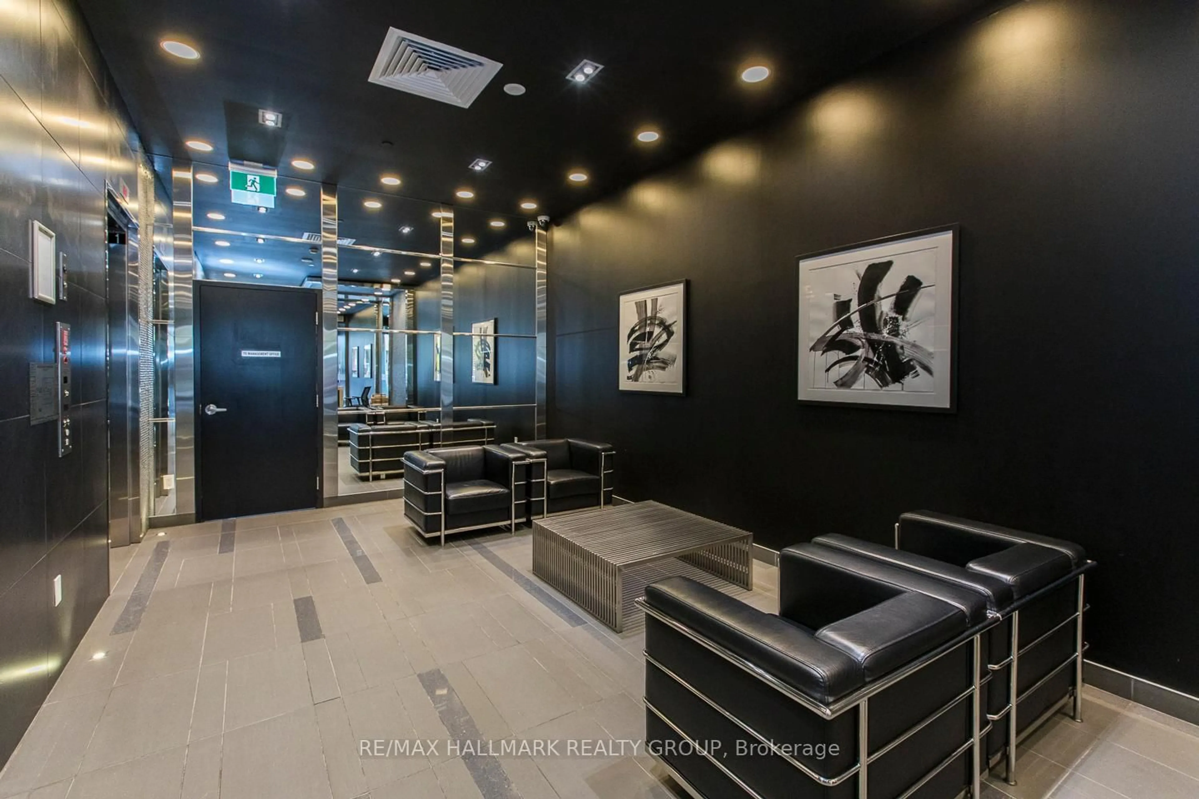 Indoor foyer for 224 Lyon St #1602, Ottawa Ontario K1R 5V9