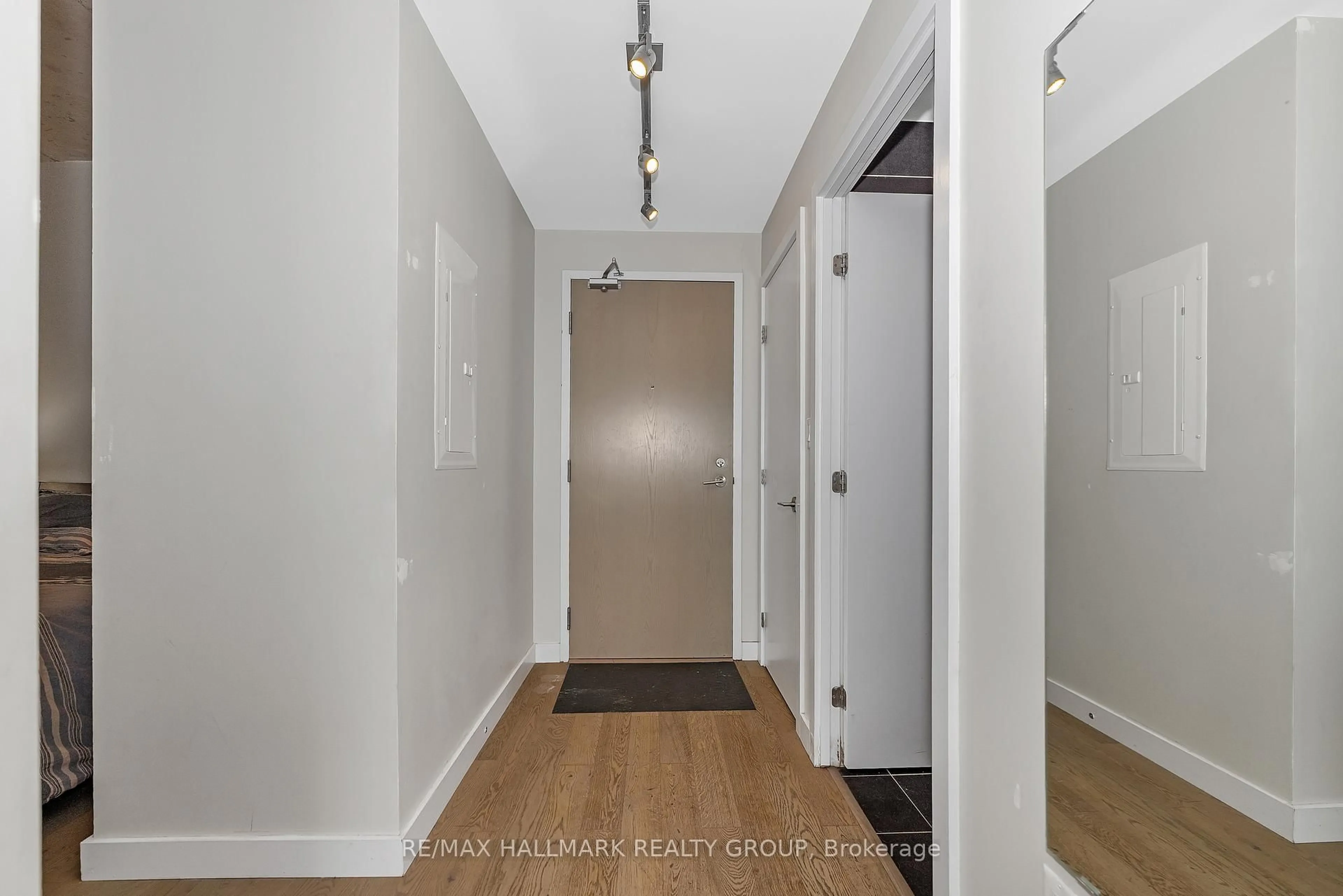 Indoor entryway for 224 Lyon St #1602, Ottawa Ontario K1R 5V9