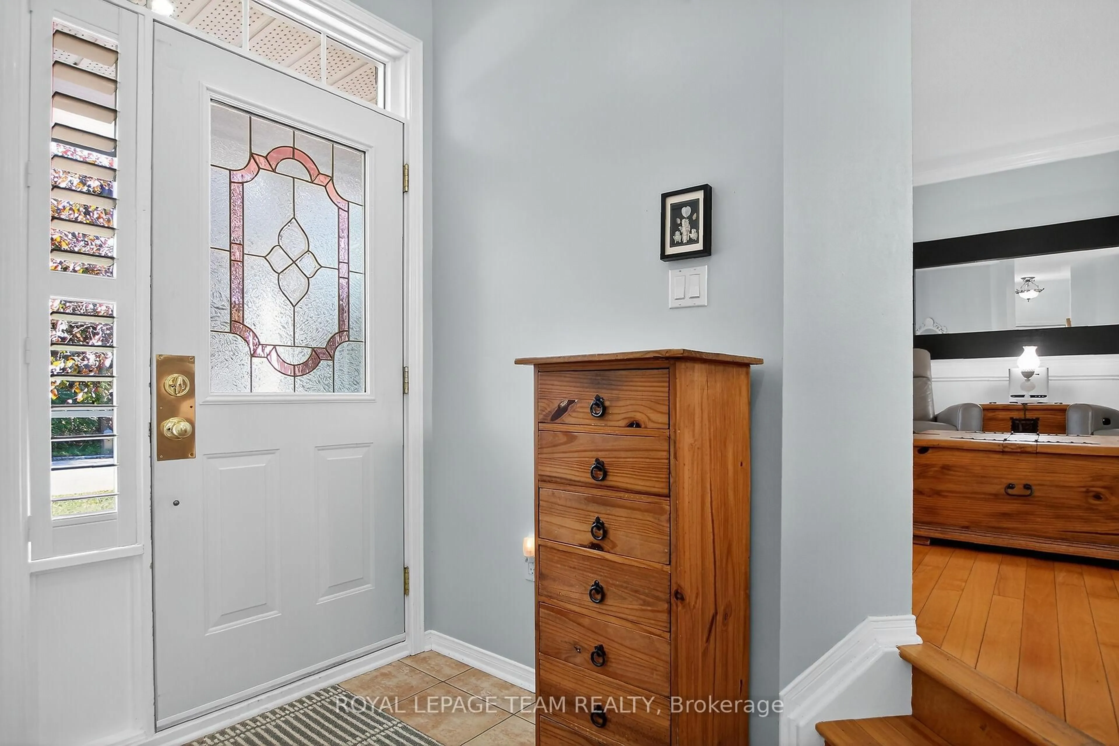 Indoor entryway for 20 Vistapointe Dr, Barrhaven Ontario K2G 6N3