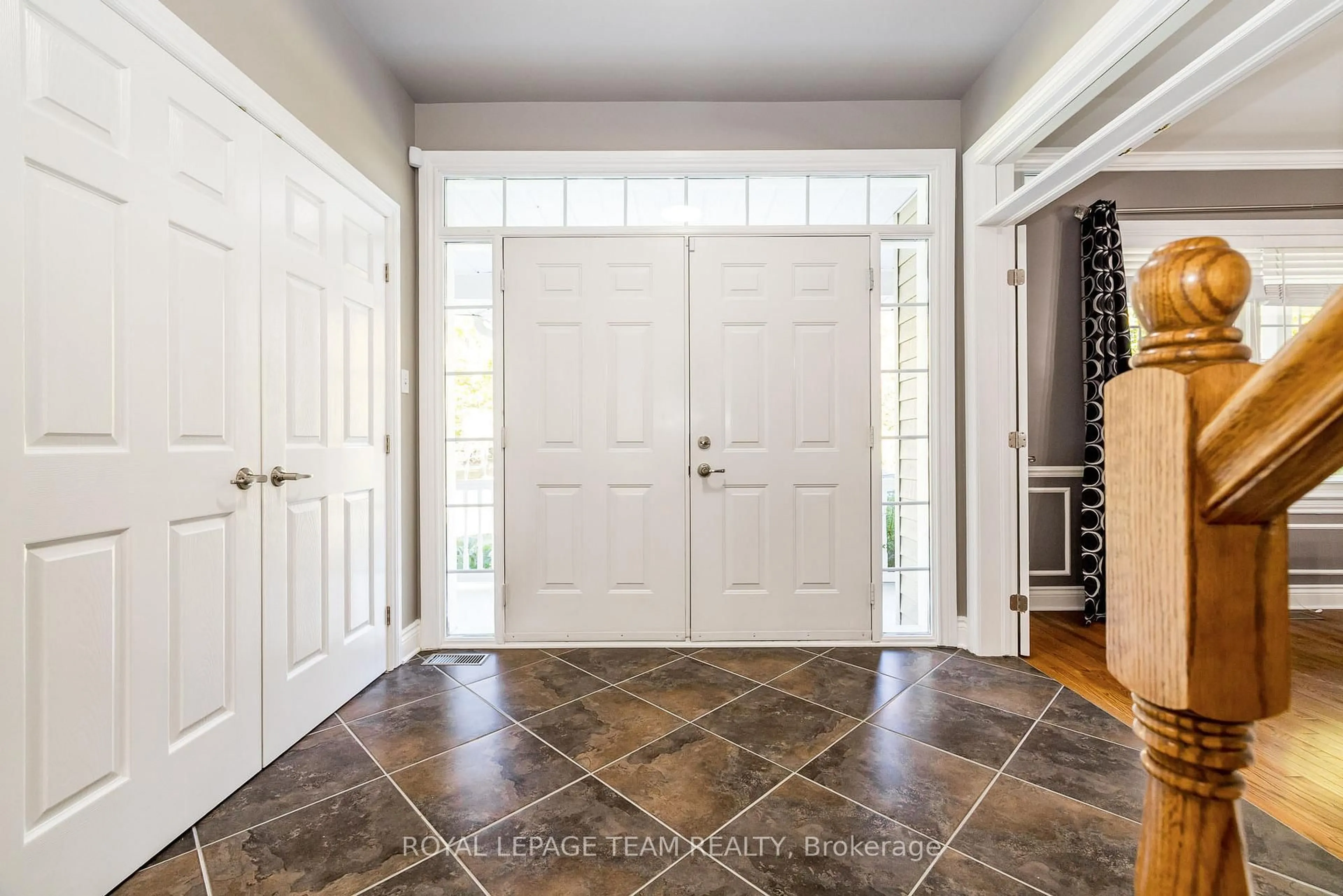 Indoor entryway for 38 Marchvale Dr, Ottawa Ontario K2W 1C2