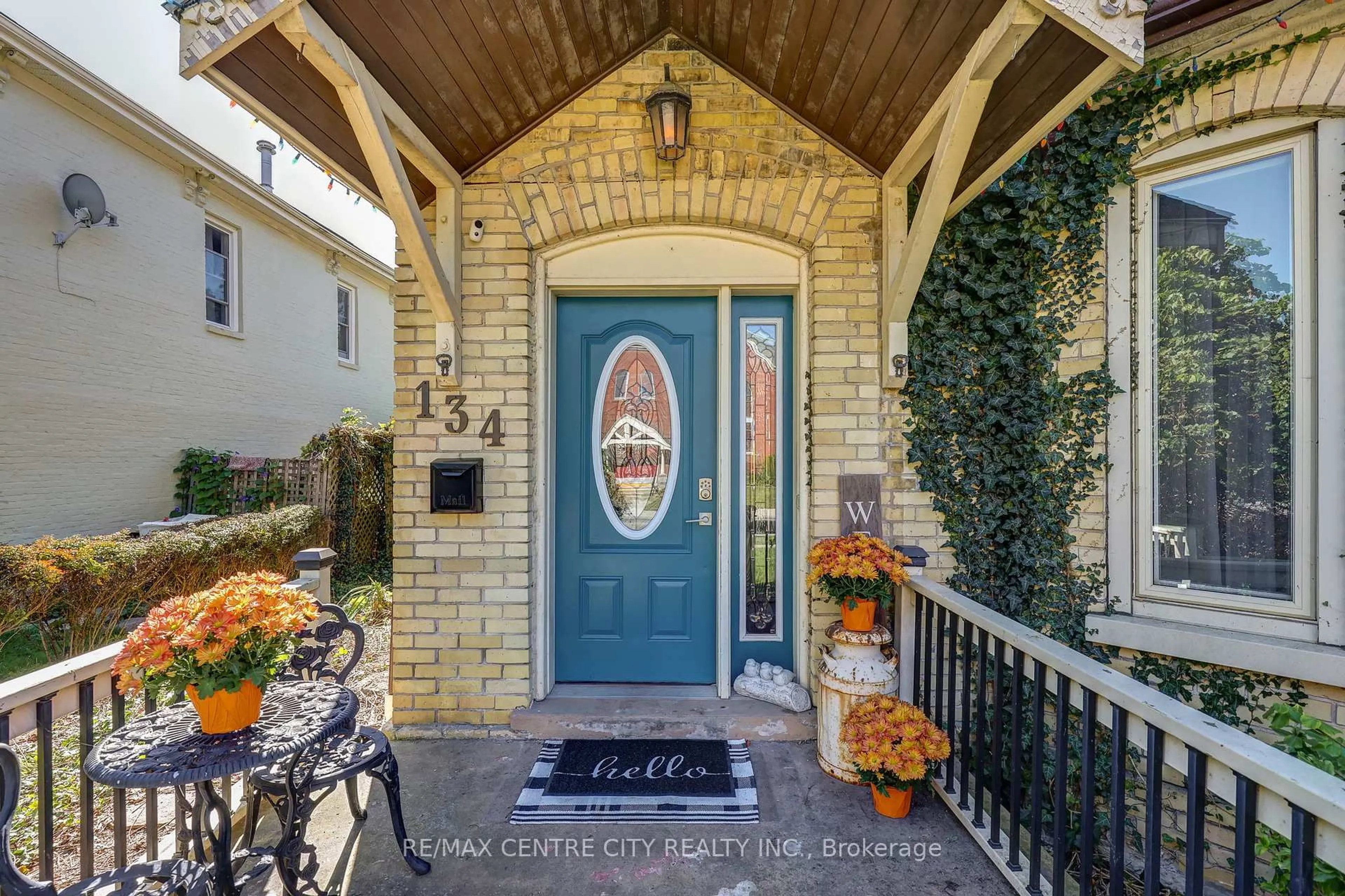 Indoor entryway for 134 Wellington St, St. Thomas Ontario N5R 2R6