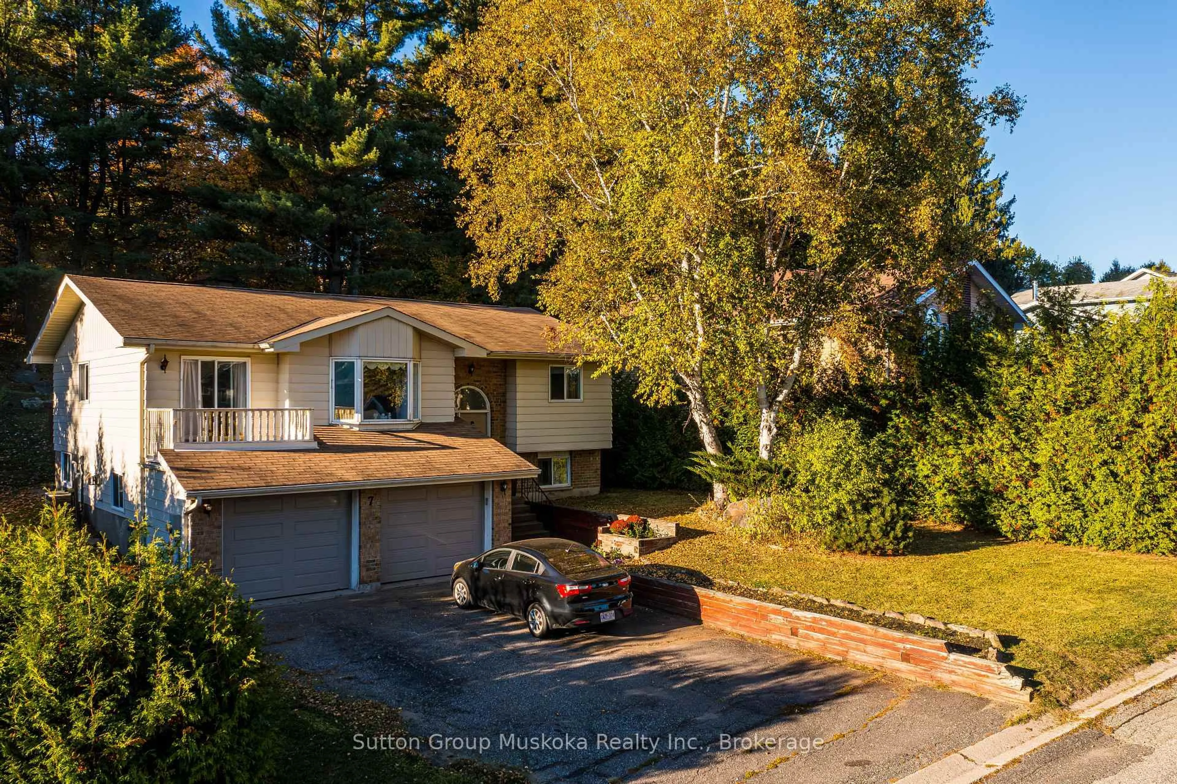 A pic from outside/outdoor area/front of a property/back of a property/a pic from drone, street for 7 Glenwood Dr, Huntsville Ontario P1H 1B8
