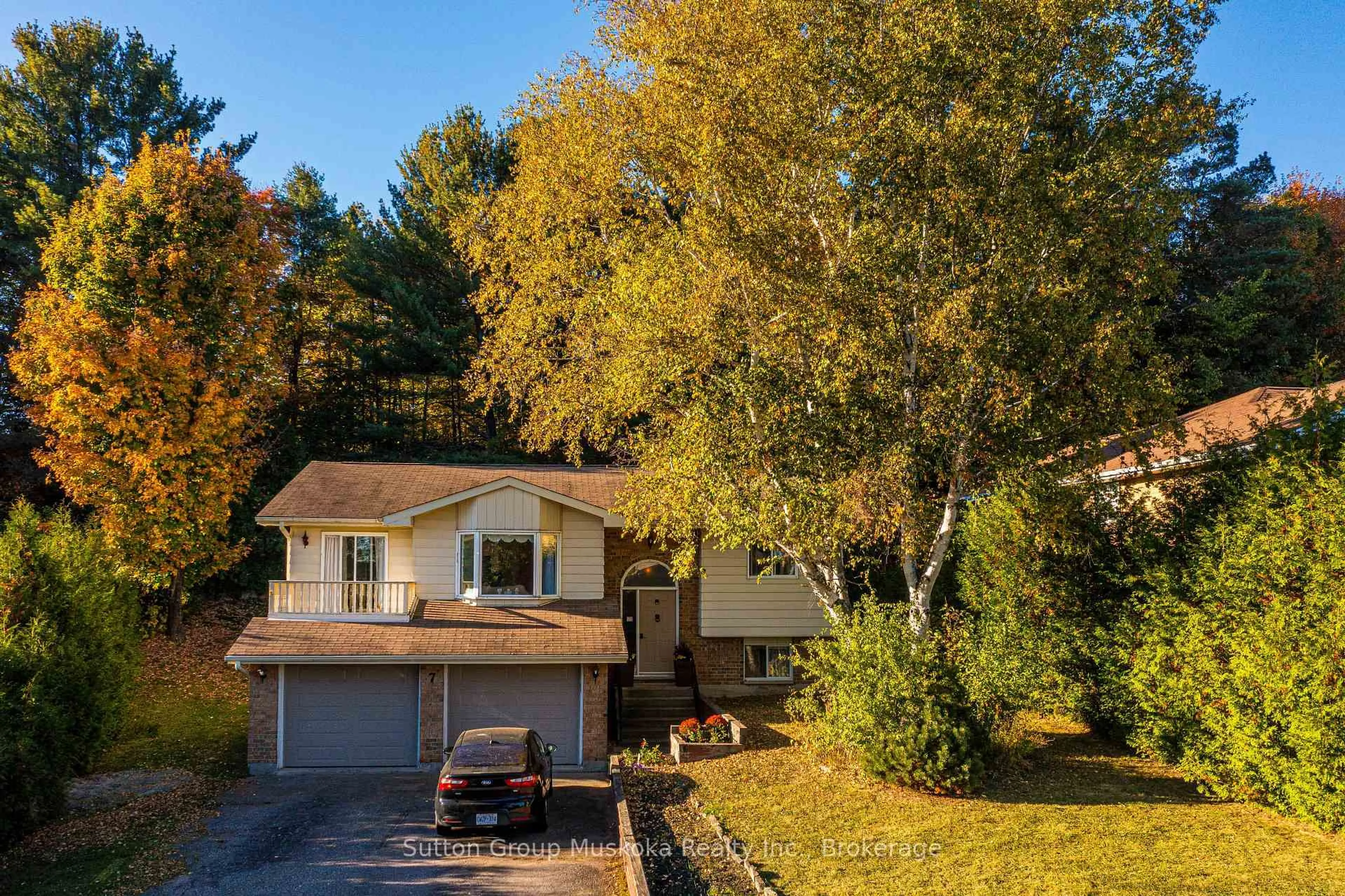 A pic from outside/outdoor area/front of a property/back of a property/a pic from drone, unknown for 7 Glenwood Dr, Huntsville Ontario P1H 1B8