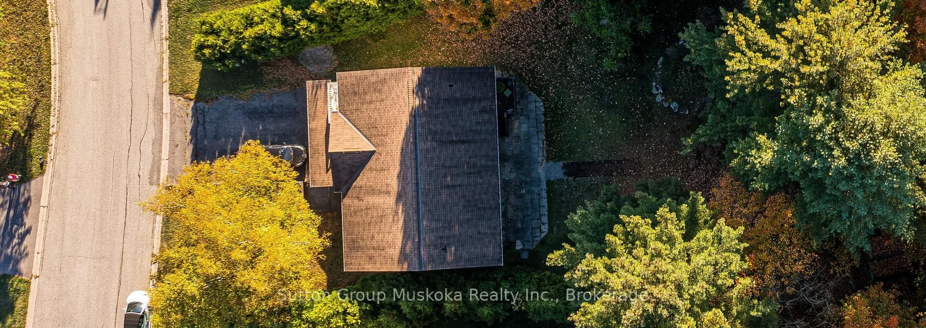 A pic from outside/outdoor area/front of a property/back of a property/a pic from drone, unknown for 7 Glenwood Dr, Huntsville Ontario P1H 1B8