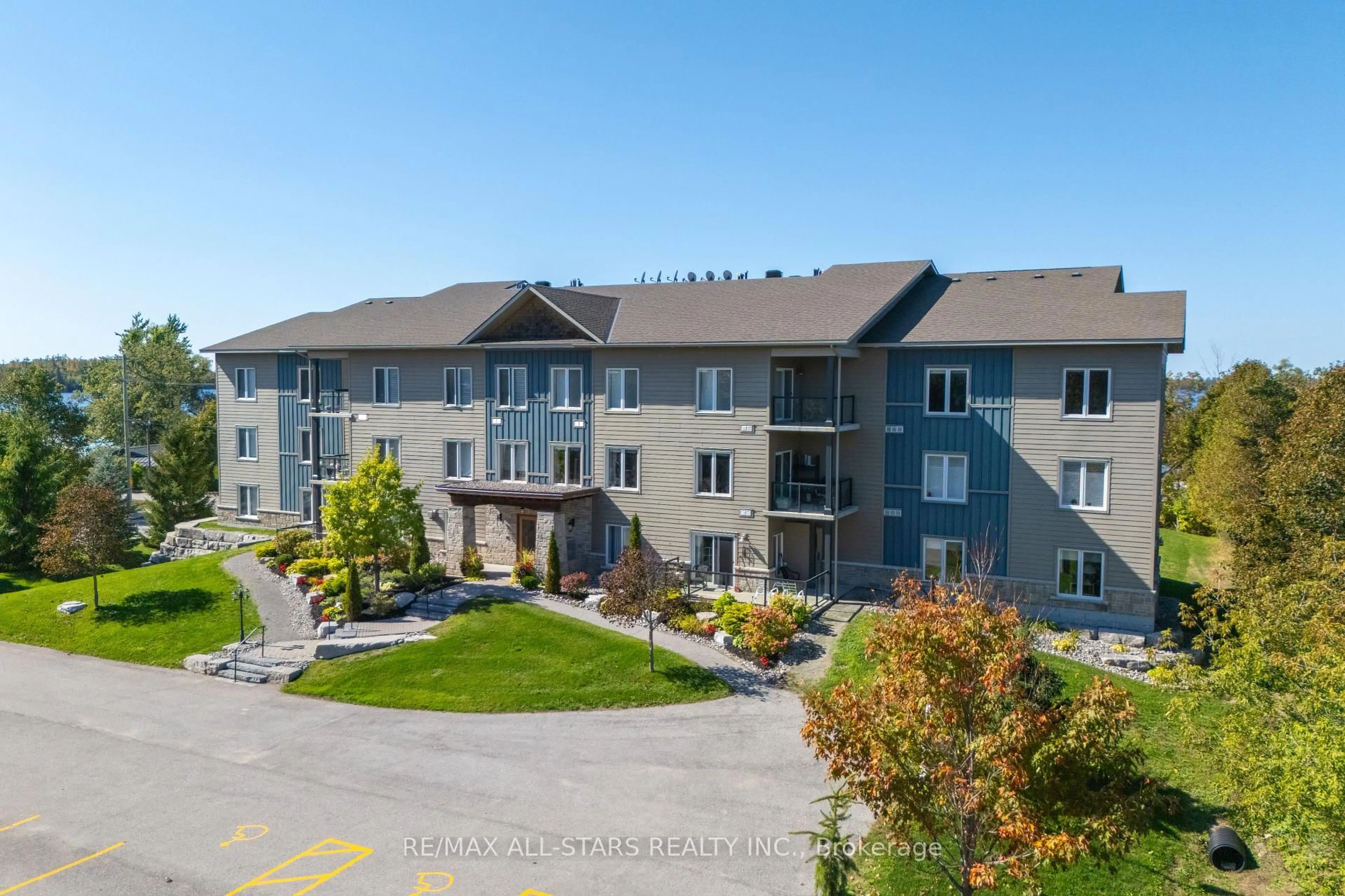 A pic from outside/outdoor area/front of a property/back of a property/a pic from drone, building for 94 Francis St #308, Kawartha Lakes Ontario K0M 1N0