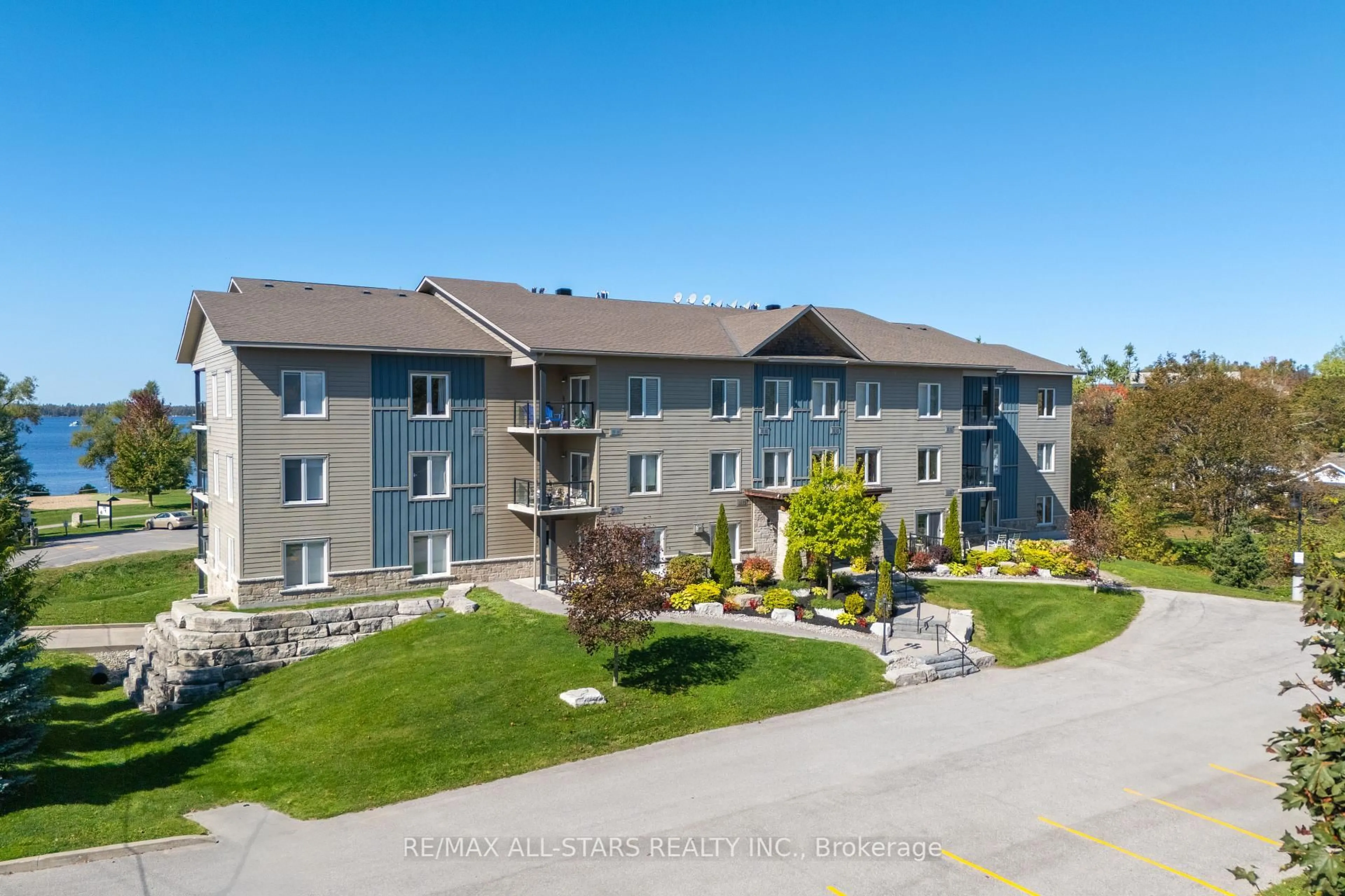 A pic from outside/outdoor area/front of a property/back of a property/a pic from drone, building for 94 Francis St #308, Kawartha Lakes Ontario K0M 1N0
