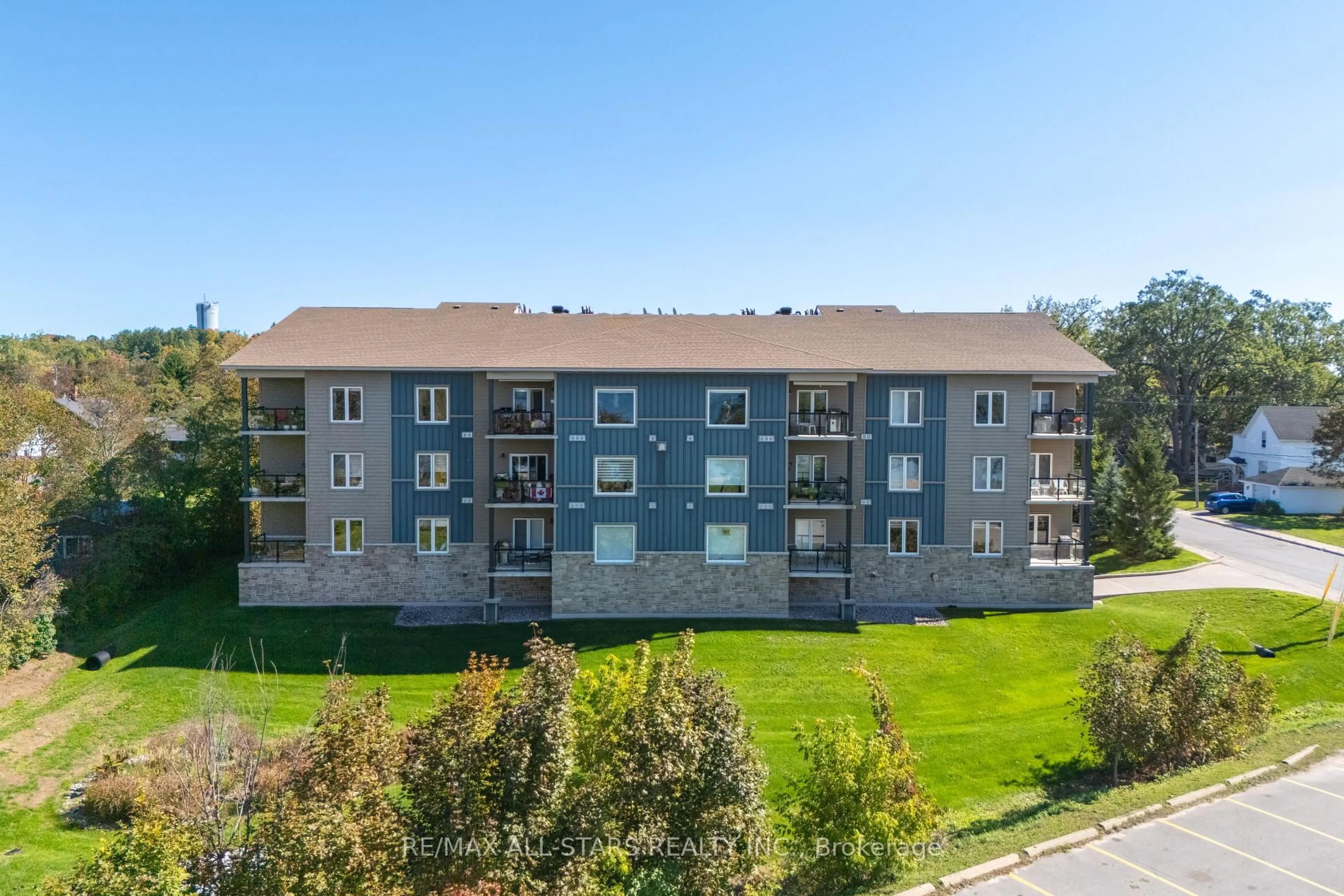 A pic from outside/outdoor area/front of a property/back of a property/a pic from drone, building for 94 Francis St #308, Kawartha Lakes Ontario K0M 1N0
