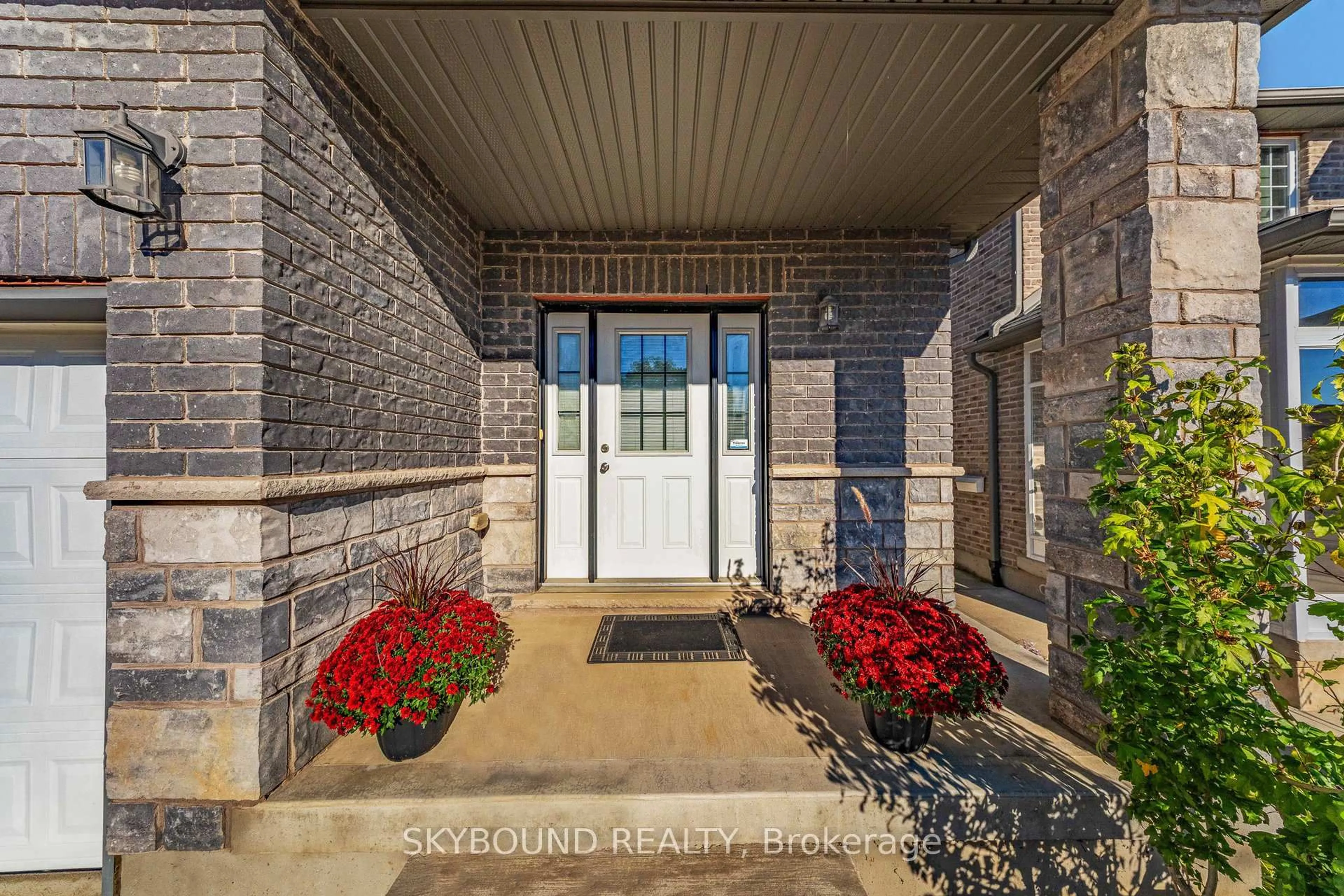 Indoor entryway for 305 Wesley Blvd, Cambridge Ontario N1R 5S2