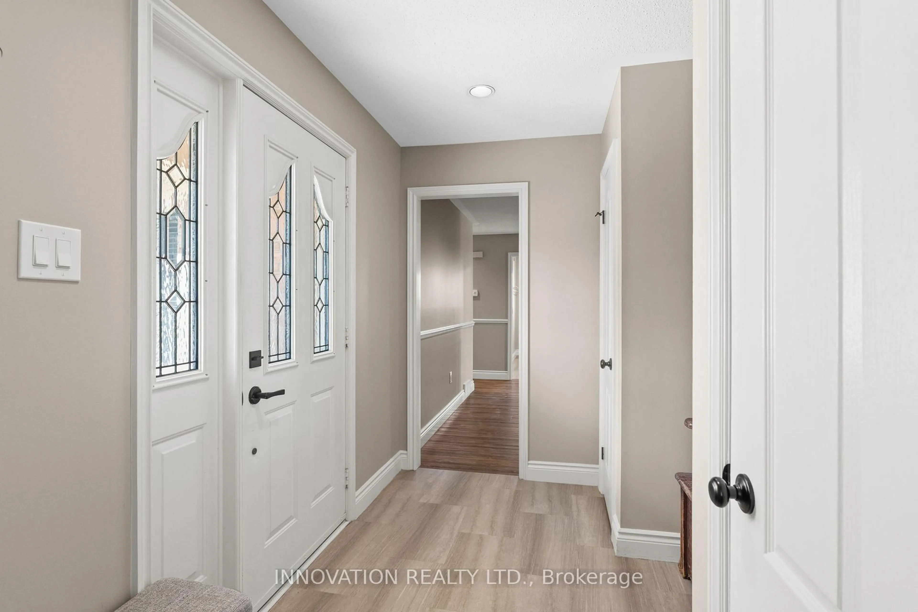 Indoor entryway for 1332 Donald B. Munro Dr, Carp Ontario K0A 1L0