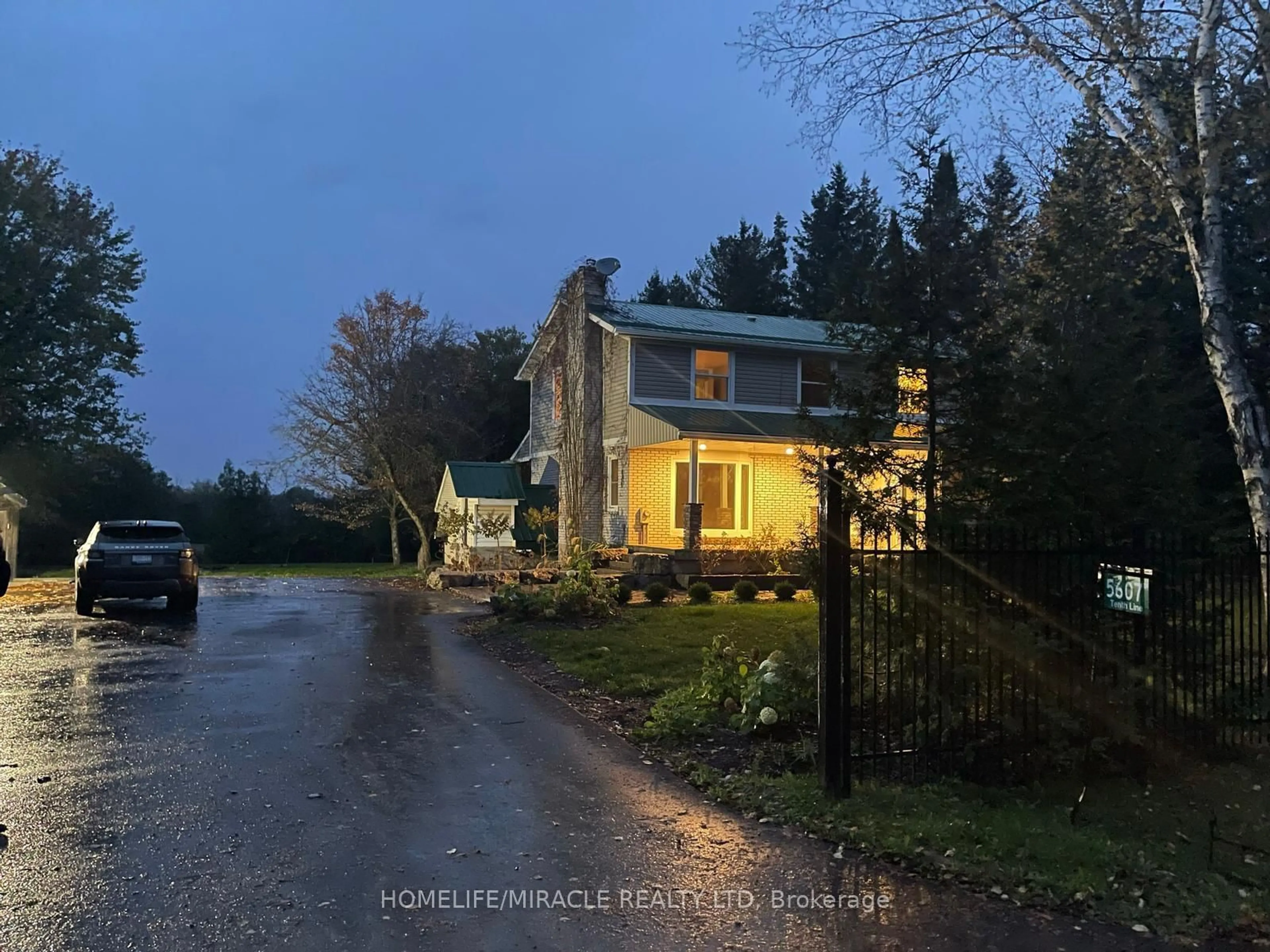 A pic from outside/outdoor area/front of a property/back of a property/a pic from drone, street for 5607 Tenth Line, Erin Ontario N0B 1T0